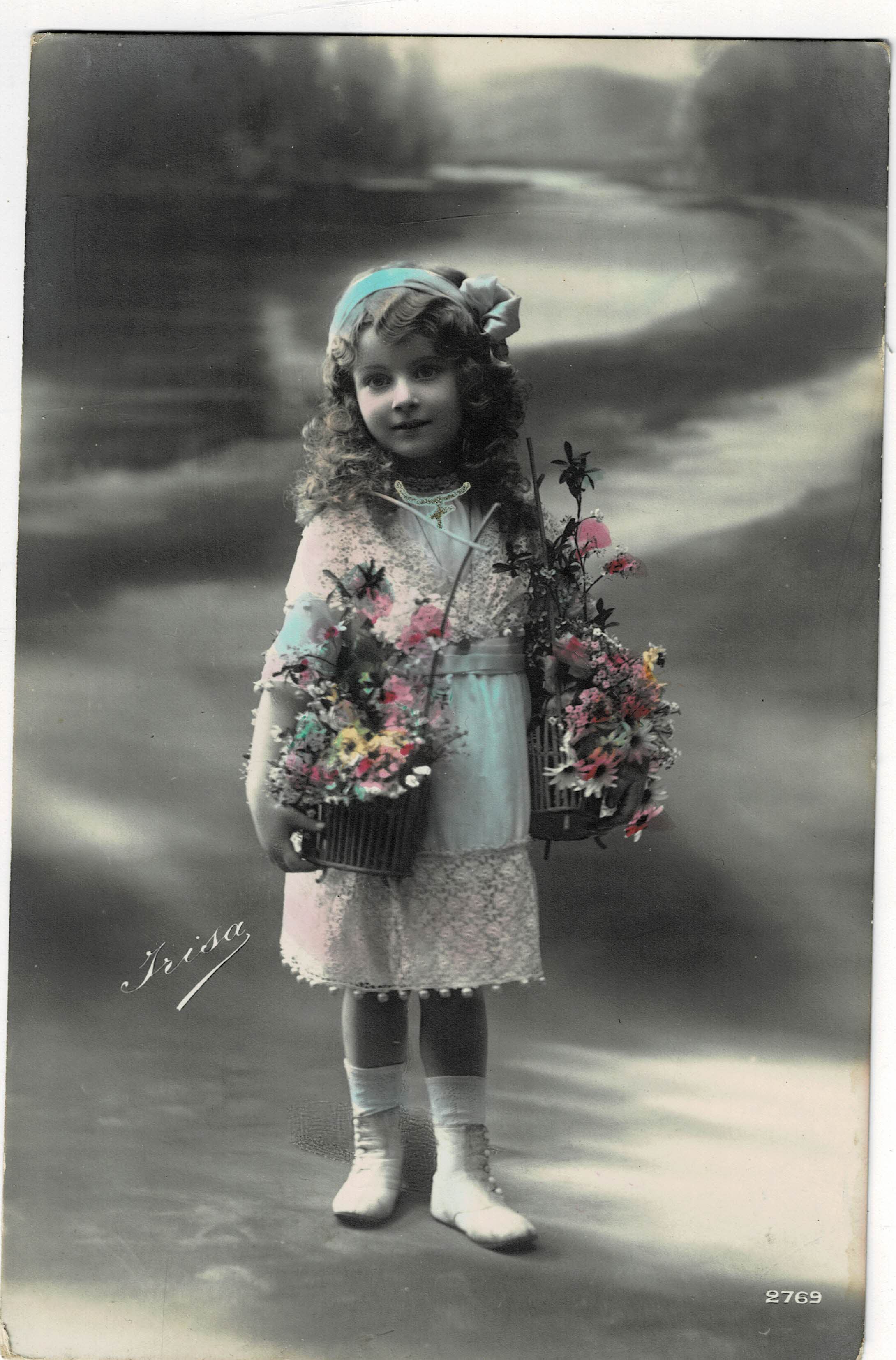 POSTAL DE NIÑOS. NIÑA CON FLORES.