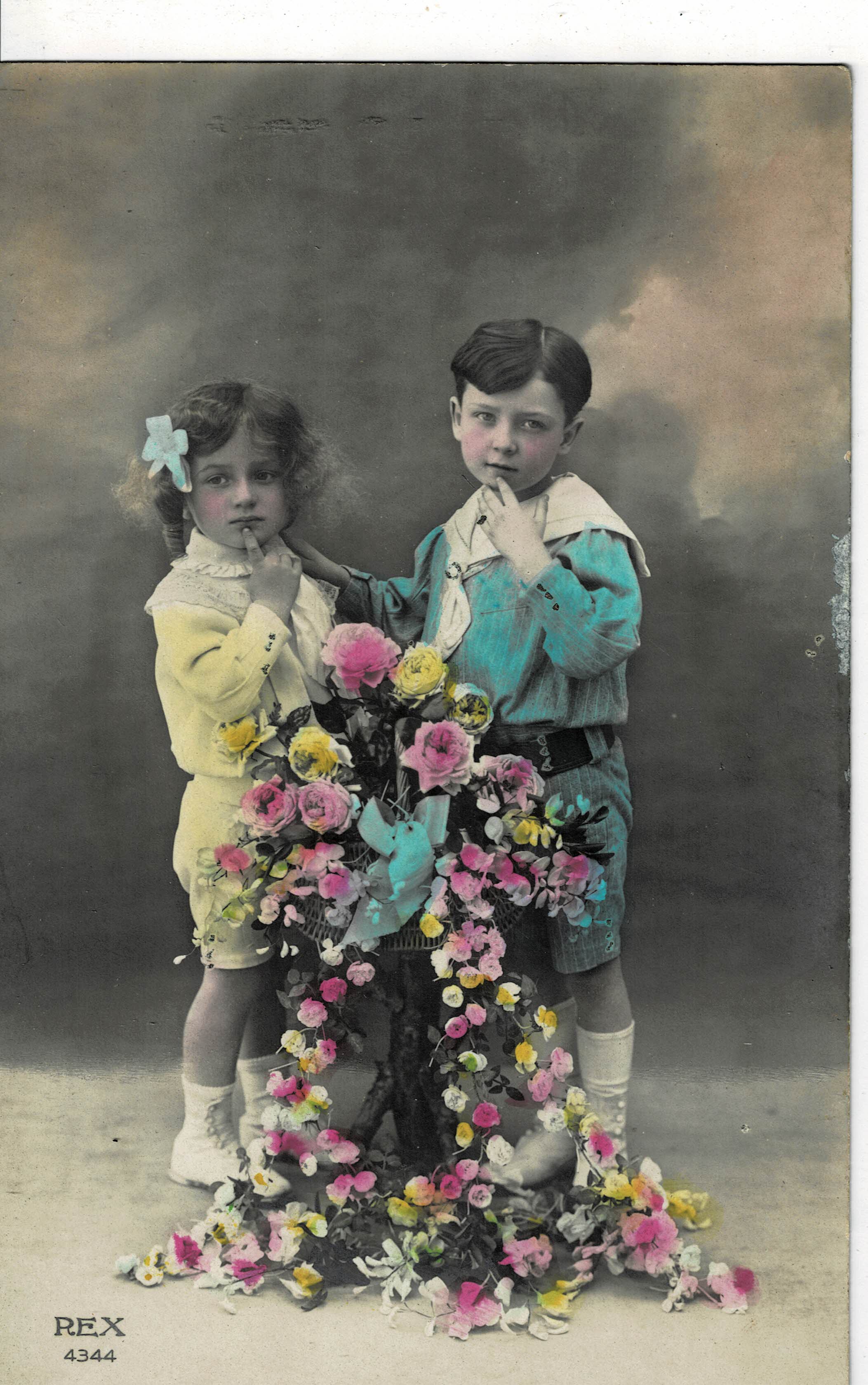 POSTAL DE NIÑOS. NIÑOS CON FLORES.