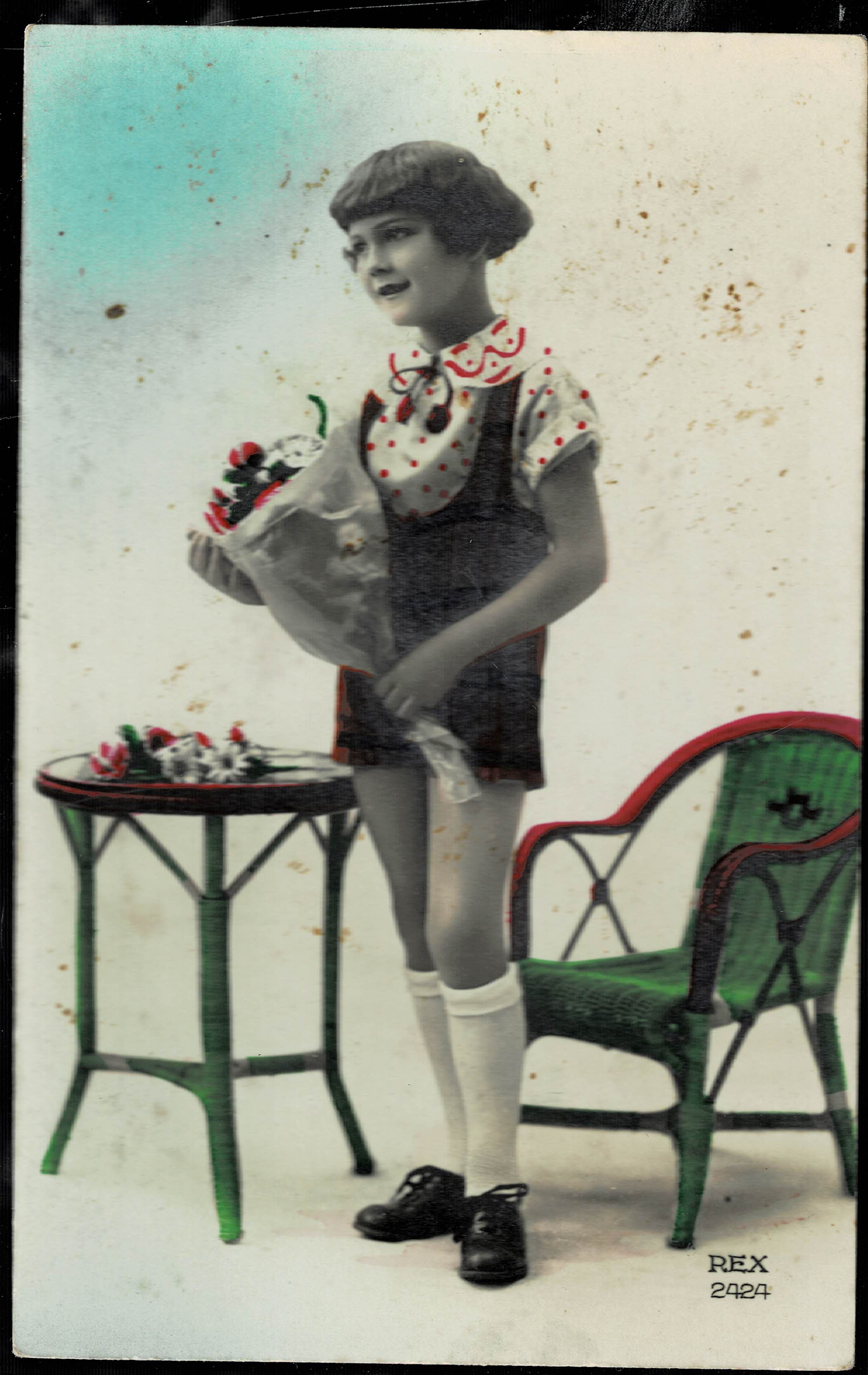 POSTAL DE NIÑOS. NIÑA CON RAMO DE FLORES.