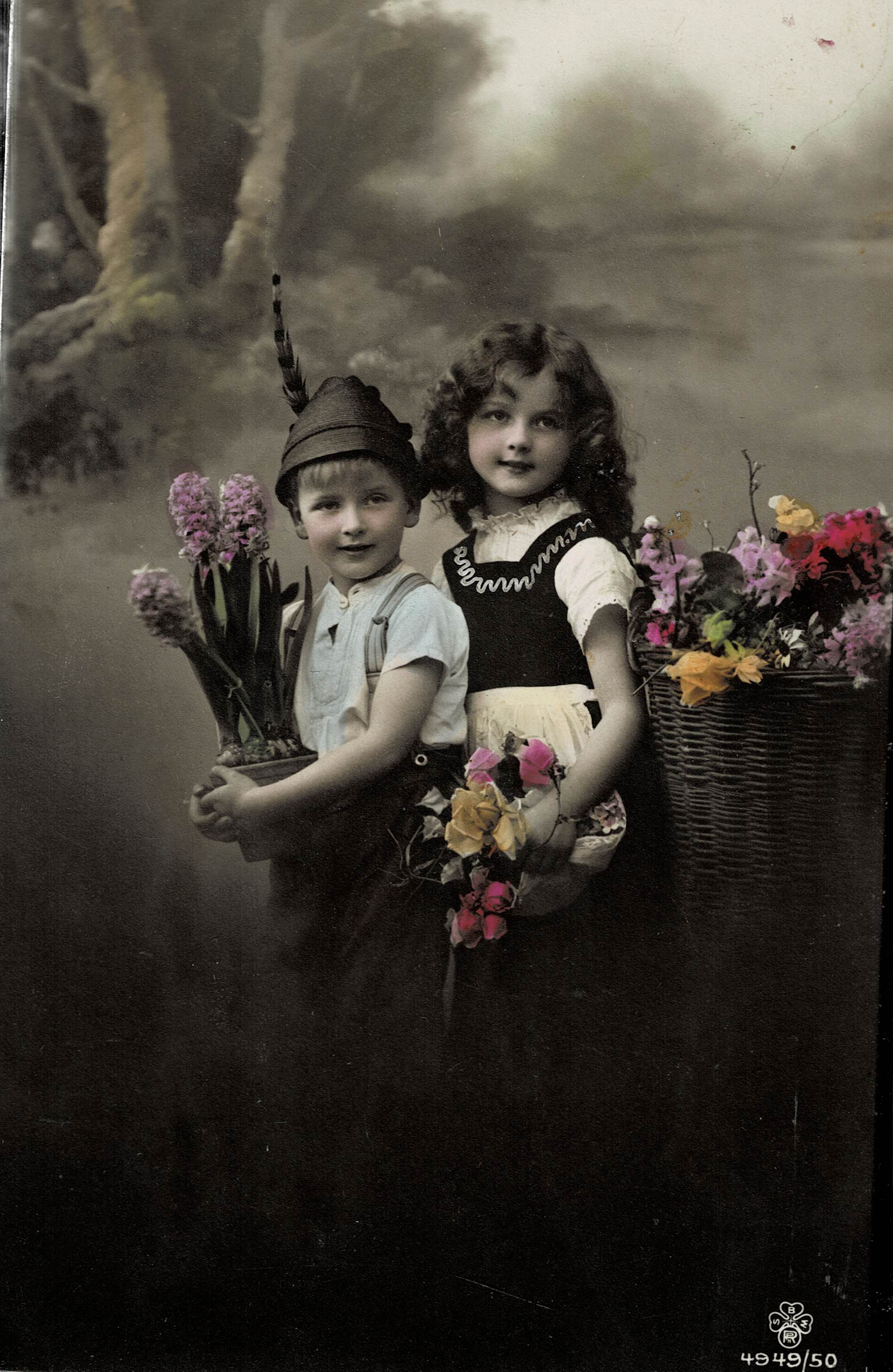 POSTAL DE NIÑOS. NIÑOS CON FLORES.