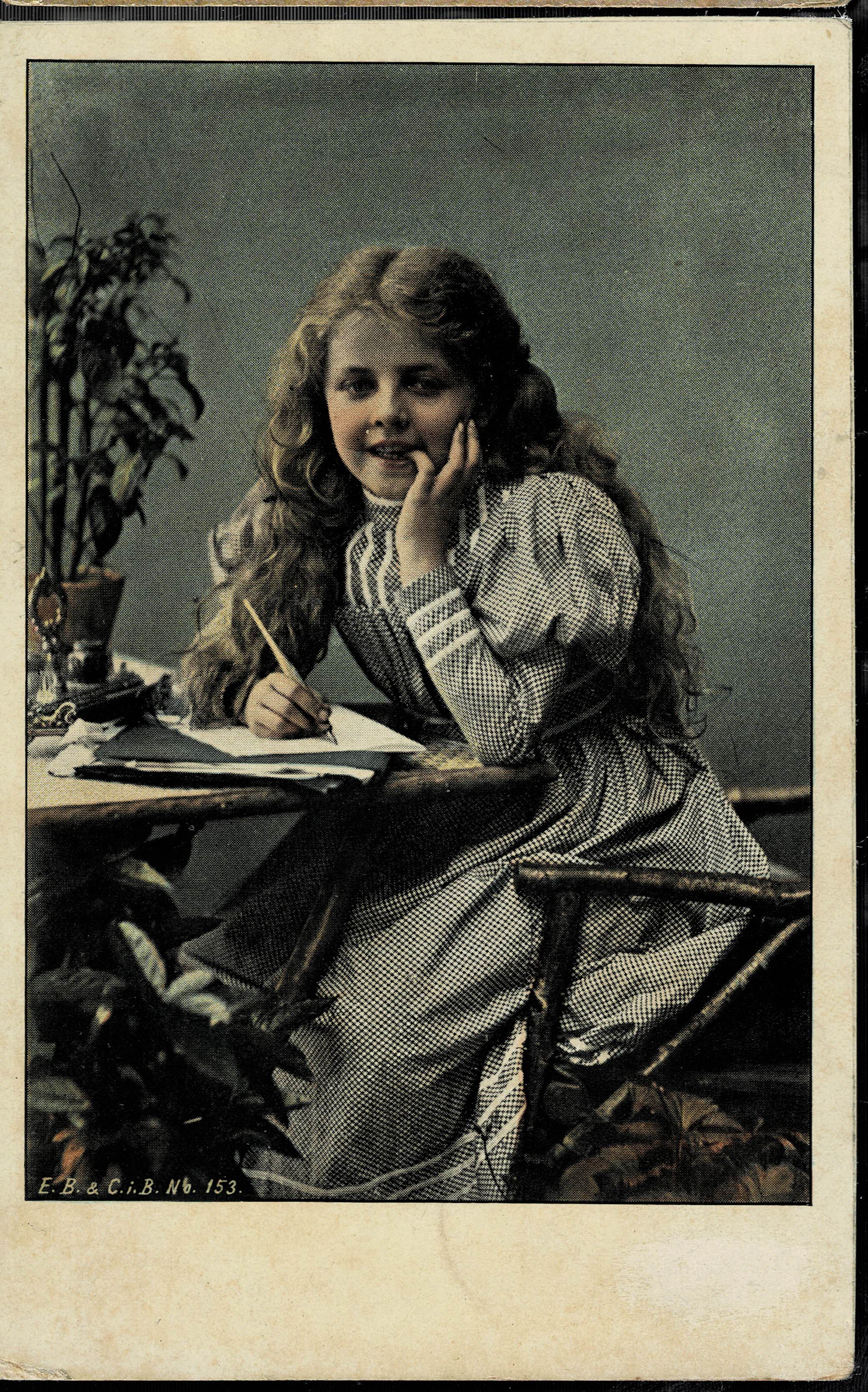 POSTAL DE NIÑOS. NIÑA ESCRIBIENDO.