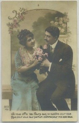 POSTAL DE PAREJA. JE VOUS OFFRE LES FLEURS QUE J'AI CUEILLES POUR VOUS