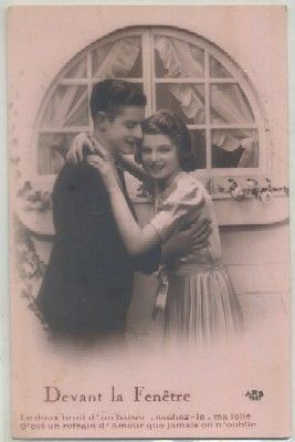 POSTAL DE PAREJA. DEVANT LA FENETRE