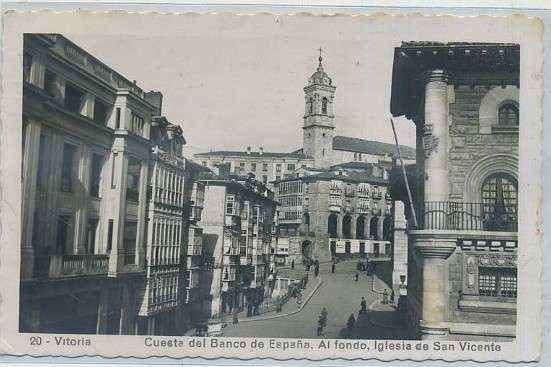 POSTAL DE VITORIA. CUESTA DEL BANCO DE ESPAÑA. AL FONDO IGLESIA SAN VICENTE Nº 20