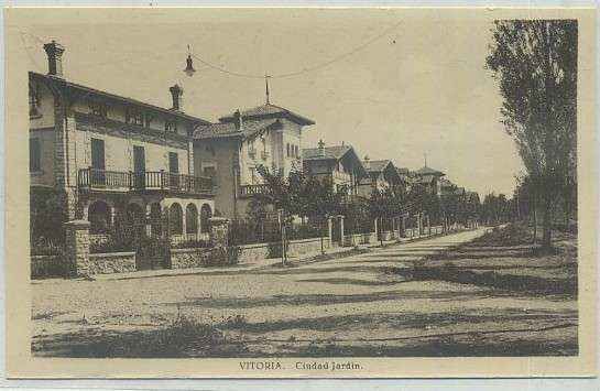 POSTAL DE VITORIA. CIUDAD JARDIN