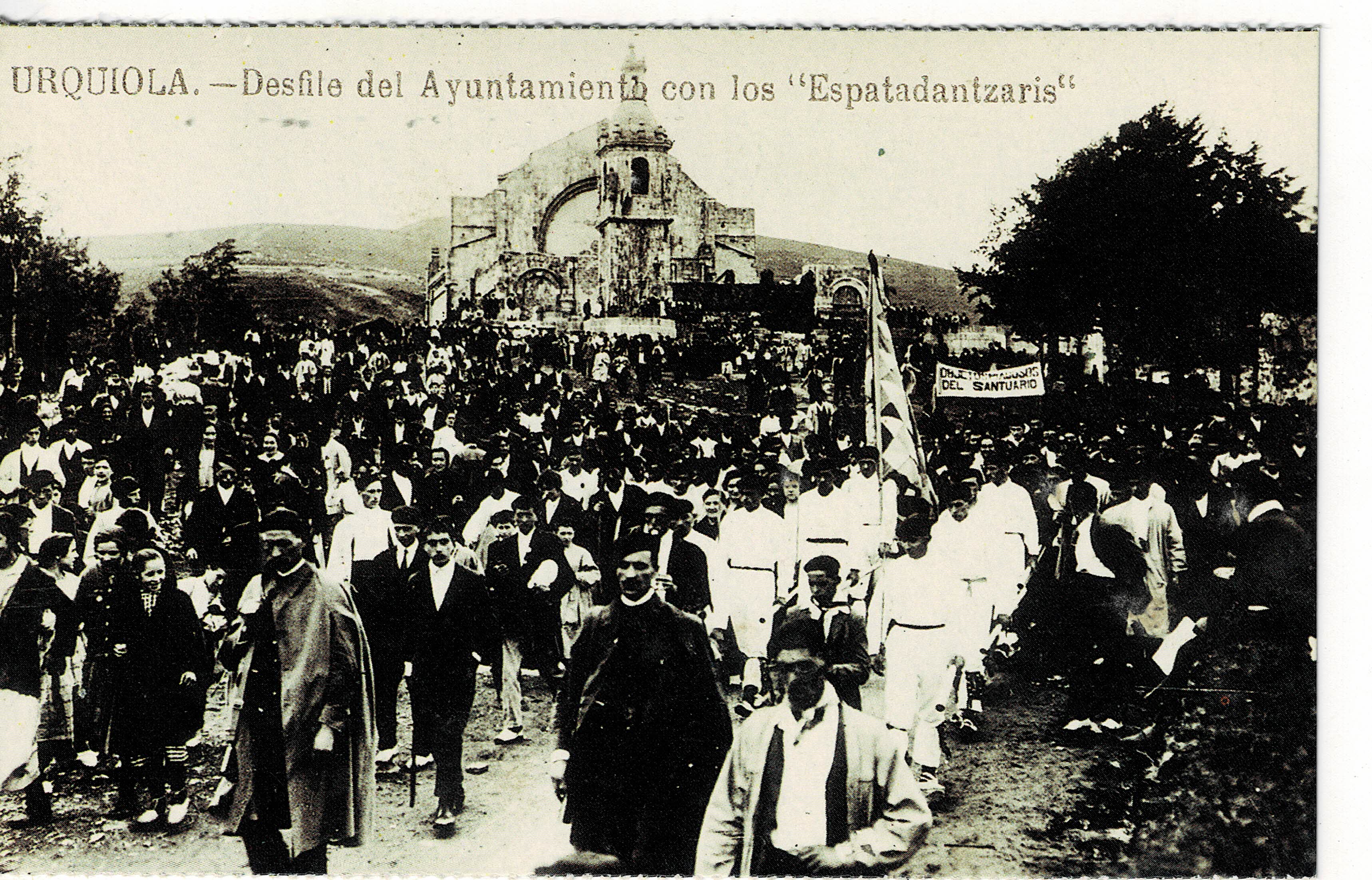 POSTAL DE URQUIOLA. DESFILE DEL AYUNTAMIENTO CON LOS ESPATADANTZARIS.