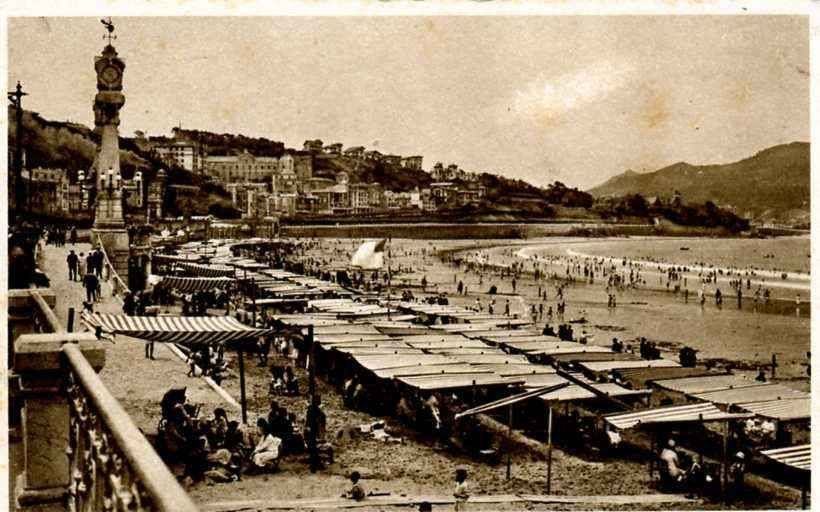POSTAL DE SAN SEBASTIAN. PLAYA Y SUBIDA AL PASEO