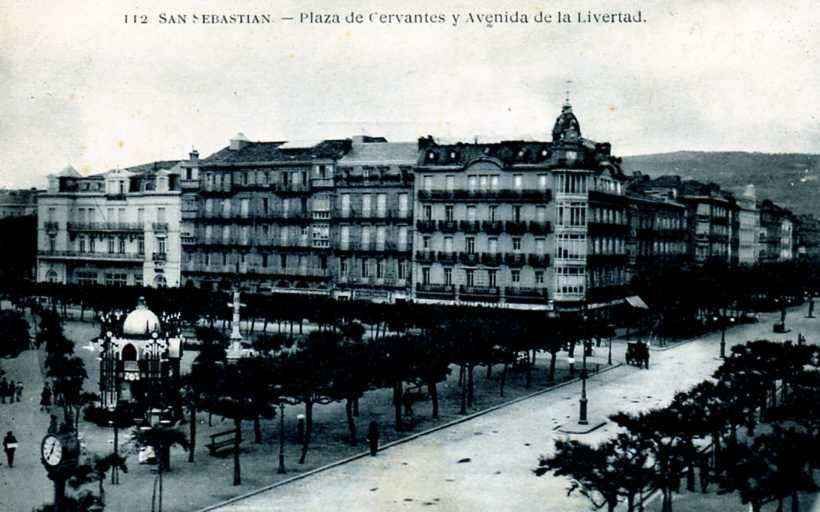 POSTAL DE SAN SEBASTIAN. PLAZA DE CERVANTES Y AVENIDA DE LA LIBERTAD