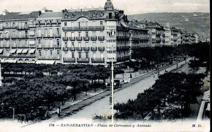 POSTAL DE SAN SEBASTIAN. PLAZA DE CERVANTES Y AVENIDA