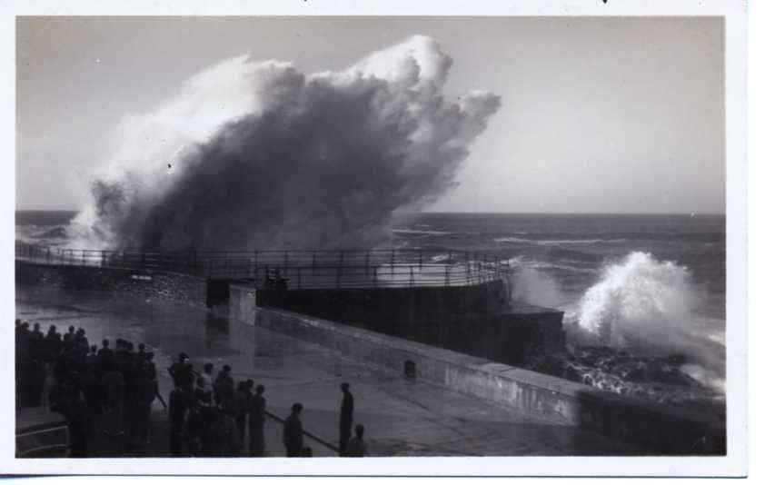 POSTAL DE SAN SEBASTIAN. ROMPEPOLAS GRANDES MAREAS Nº 376