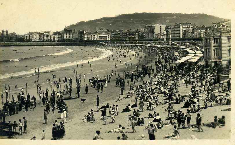 POSTAL DE SAN SEBASTIAN Nº48 GRAN PLAYA. LA HORA DEL BAÑO