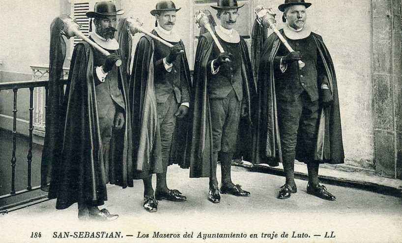 POSTAL DE SAN SEBASTIAN Nº184 LOS MASEROS DEL AYTO EN TRAJE DE LUTO