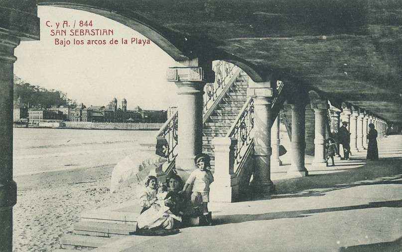 POSTAL DE SAN SEBASTIAN. BAJO LOS ARCOS DE LA PLAYA. C. Y A. / 844