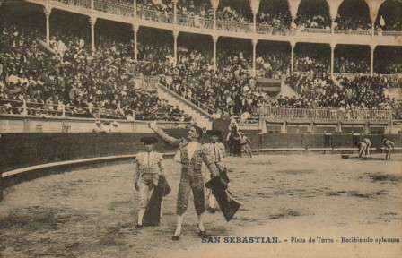 POSTAL ANTIGUA DE SAN SEBASTIAN. PLAZA DE TOROS. RECIBIENDO APLAUSOS.