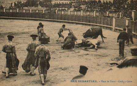 POSTAL ANTIGUA DE SAN SEBASTIAN. PLAZA DE TOROS.CAIDA Y QUITE