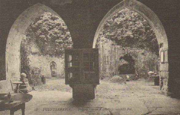 POSTAL ANTIGUA DE FUENTERRABIA. Nº 68. PALACIO CARLOS V. PATIO.