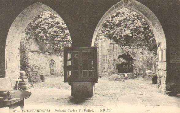 POSTAL ANTIGUA DE FUENTERRABIA. Nº 68. PALACIO CARLOS V. PATIO.