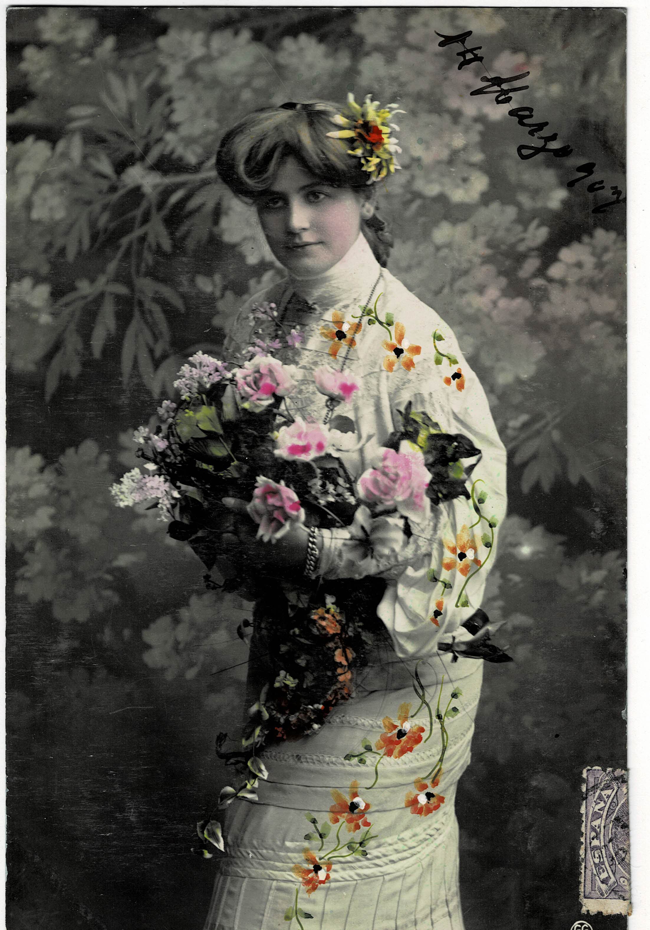 POSTAL ROMANTICA MUJER CON FLORES.
