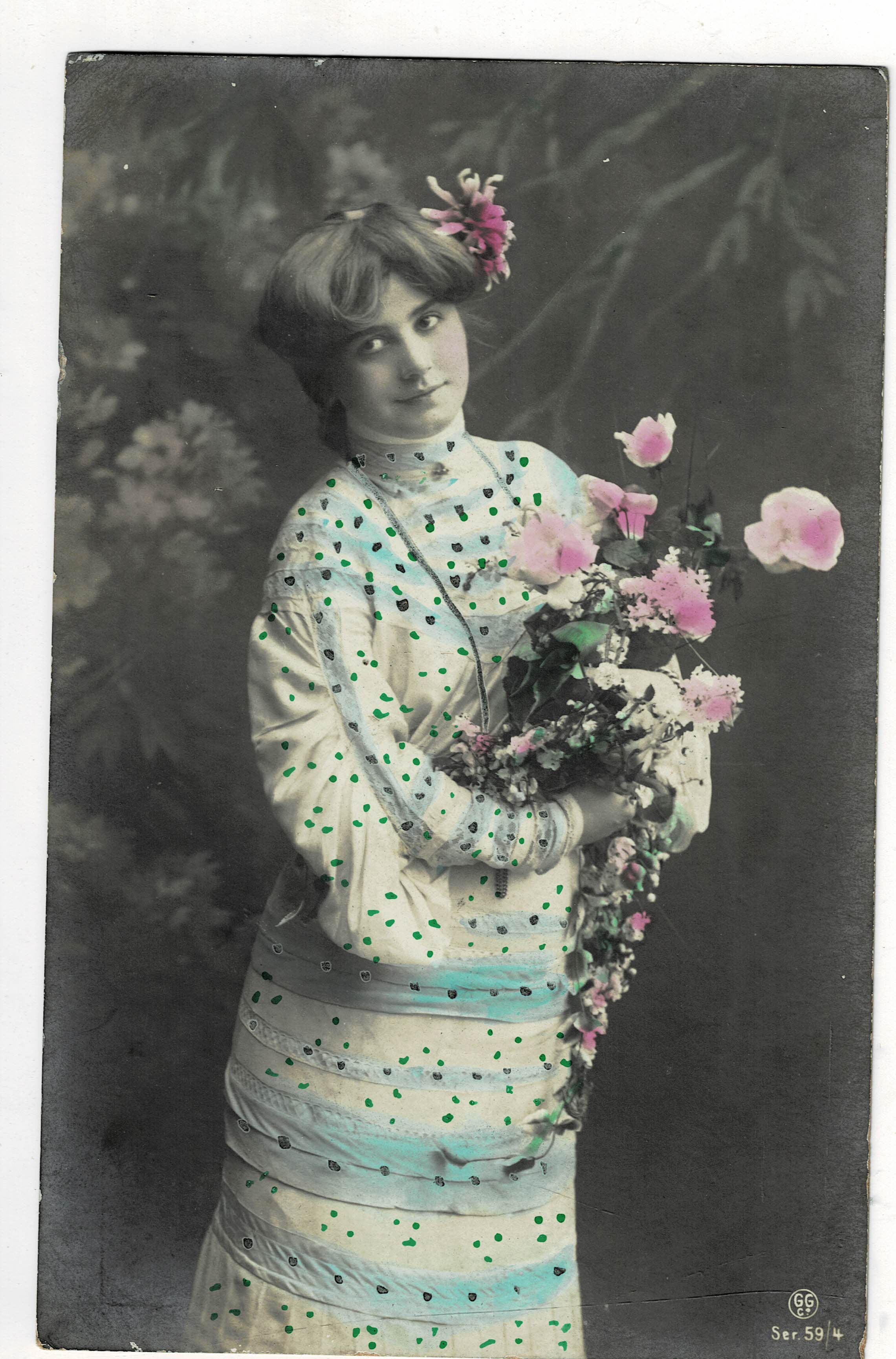 POSTAL ROMANTICA MUJER CON FLORES.