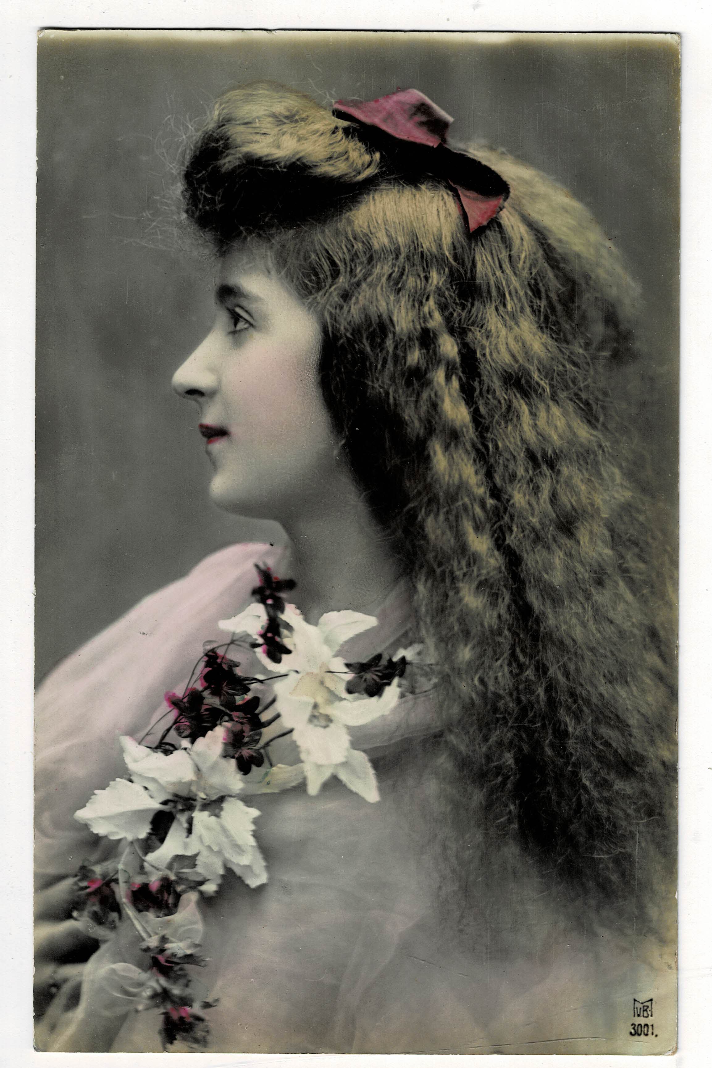 POSTAL ROMANTICA MUJER DE PERFIL.