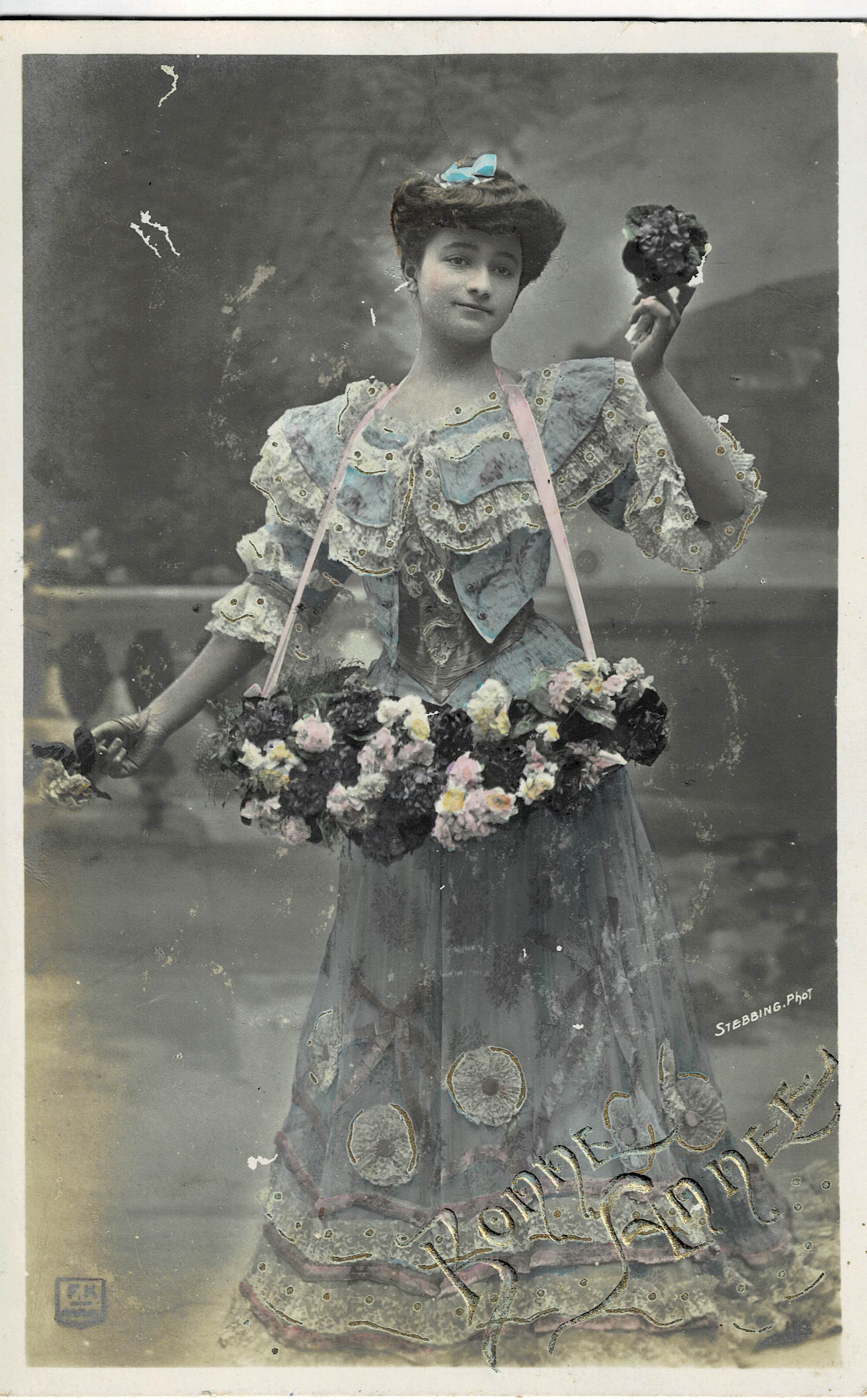 POSTAL ROMANTICA MUJER CON FLORES.