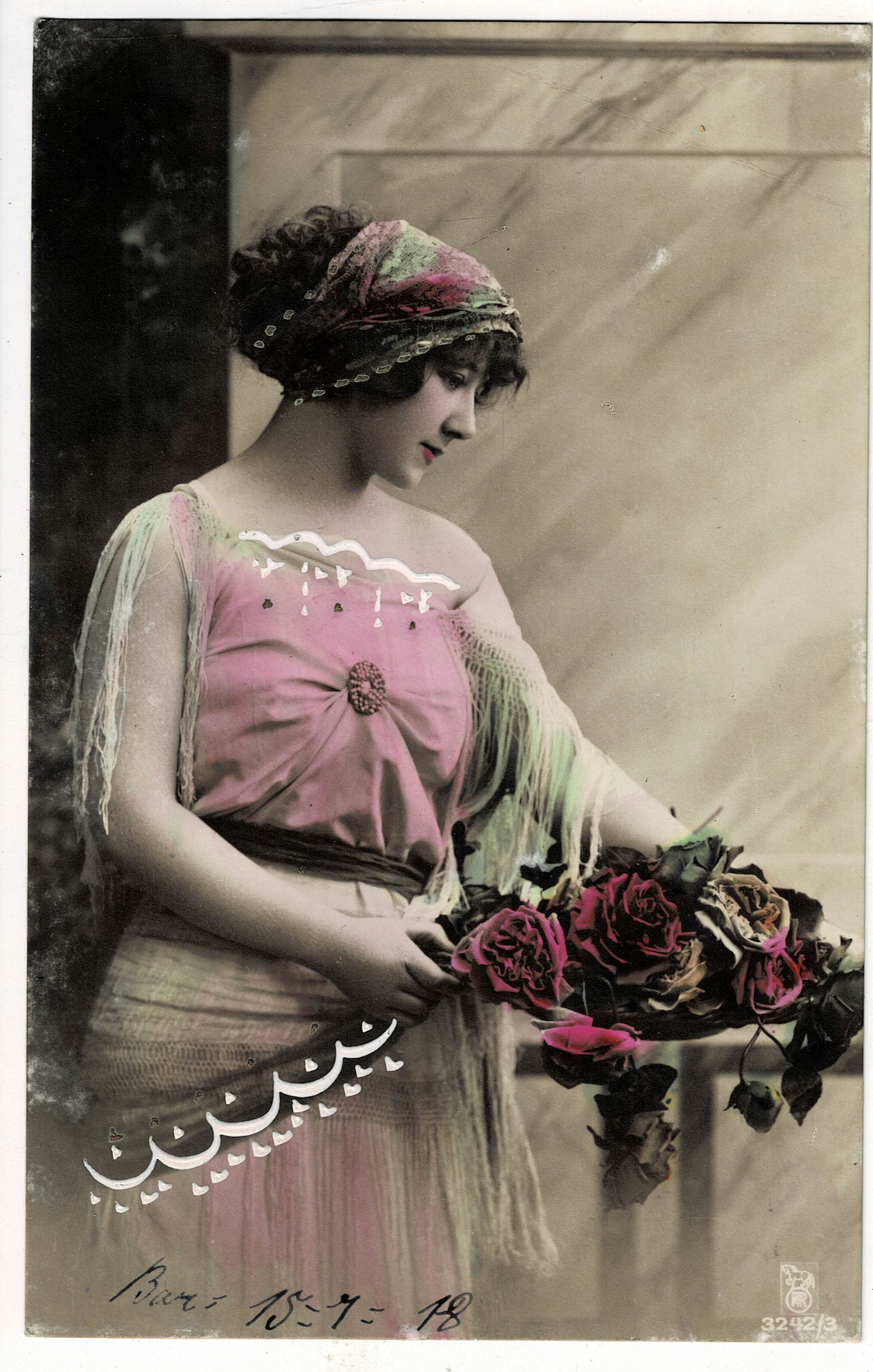 POSTAL ROMANTICA MUJER CON FLORES.