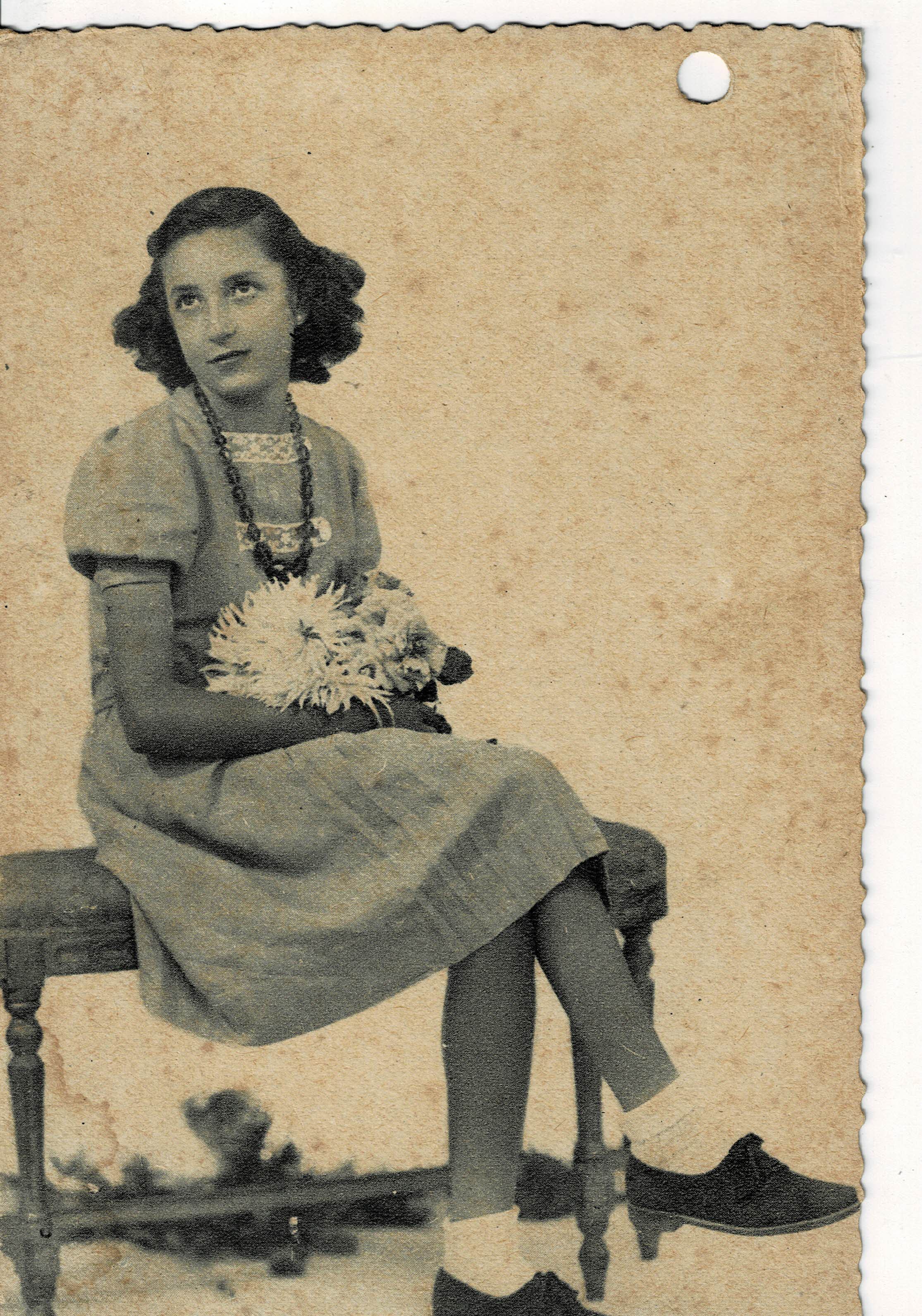POSTAL ROMANTICA MUJER CON FLORES.