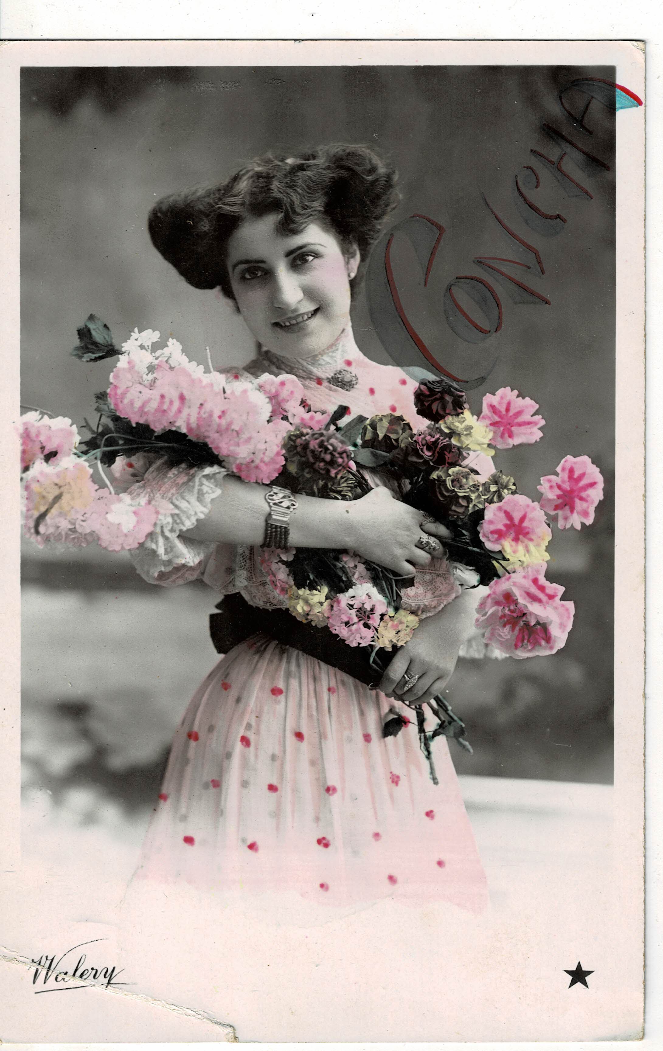 POSTAL ROMANTICA MUJER CON FLORES A COLOR.