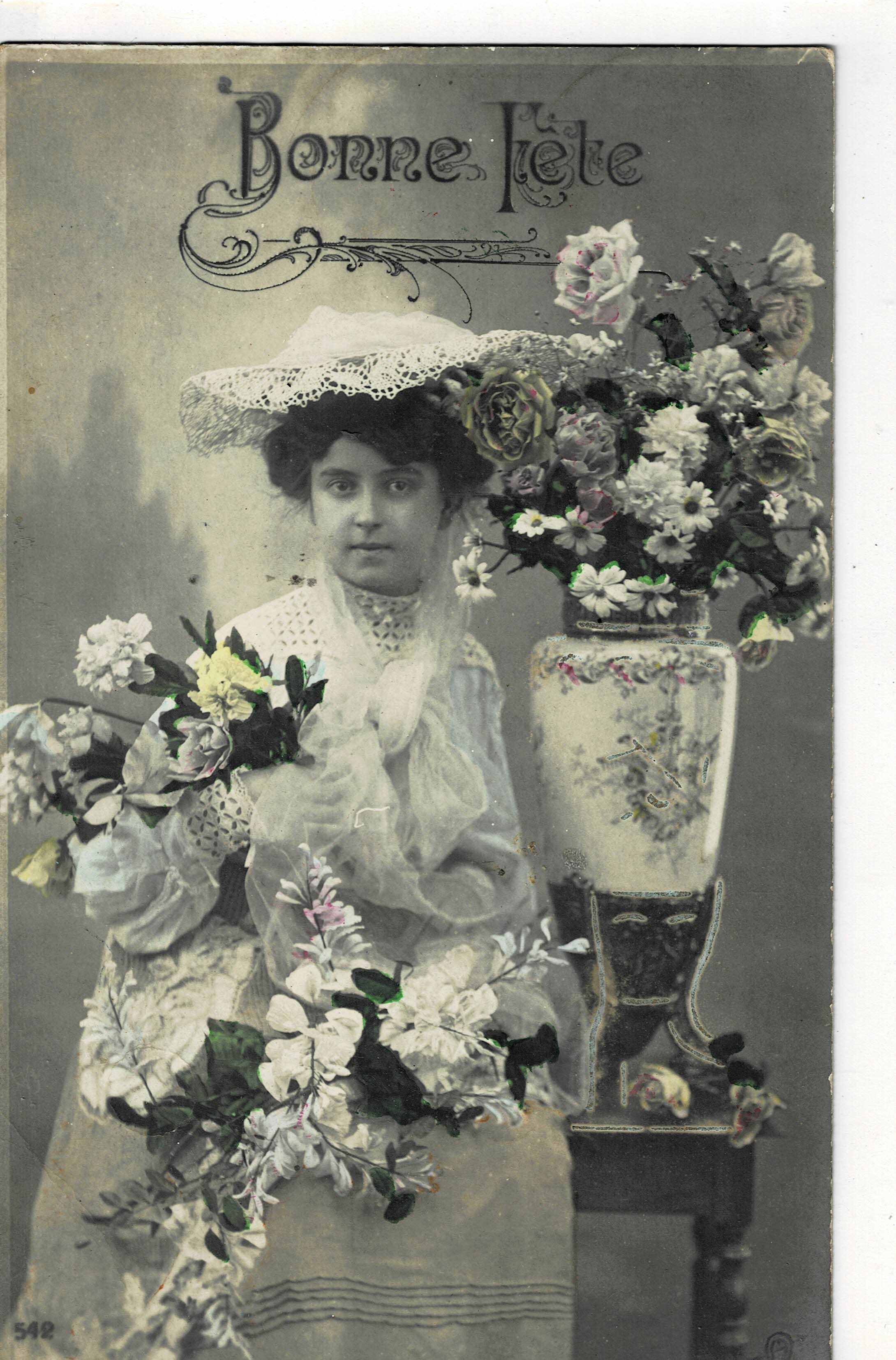 POSTAL ROMANTICA MUJER CON FLORES.