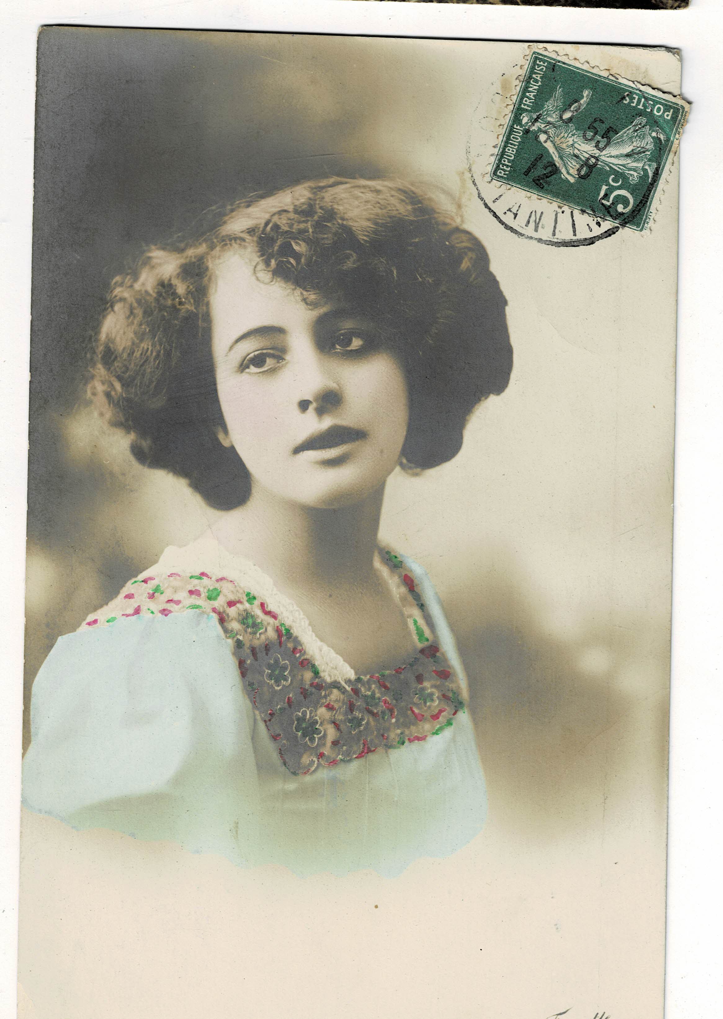 POSTAL ROMANTICA MUJER A COLOR.
