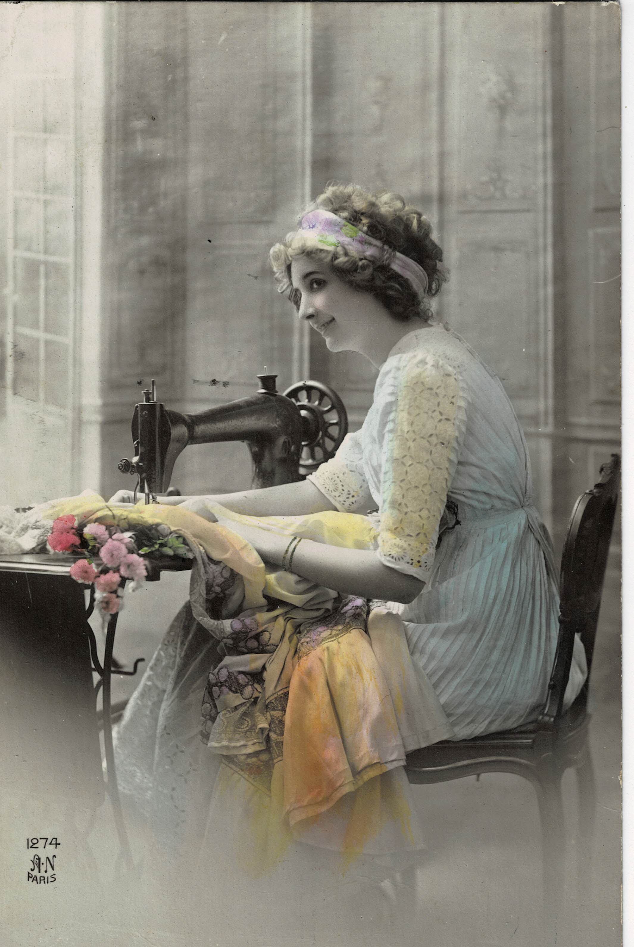 POSTAL ROMANTICA MUJER COSIENDO.