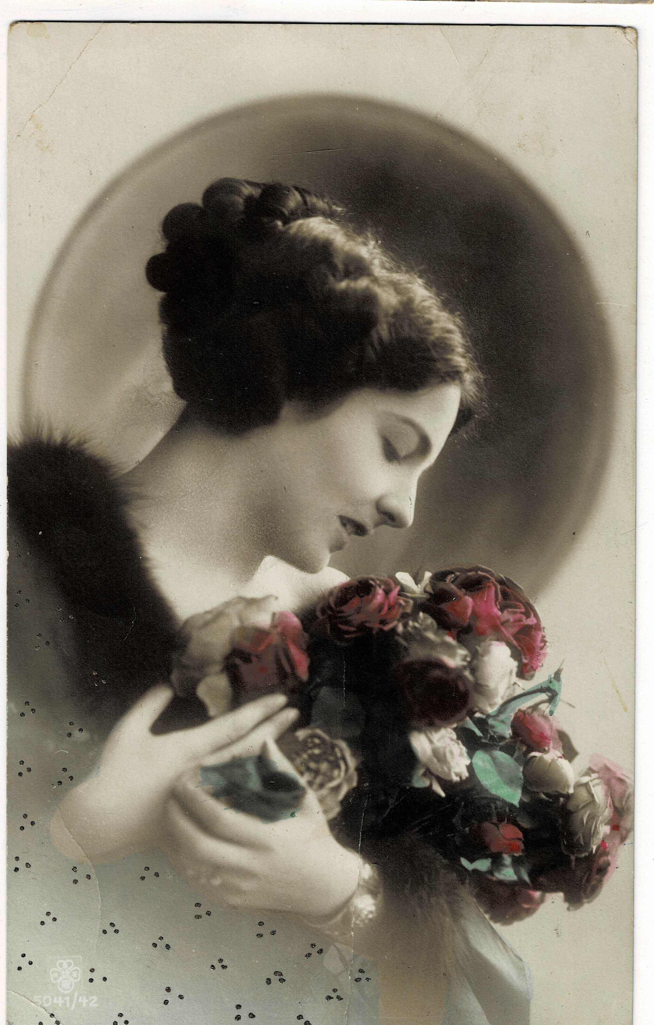 POSTAL ROMANTICA MUJER CON FLORES.