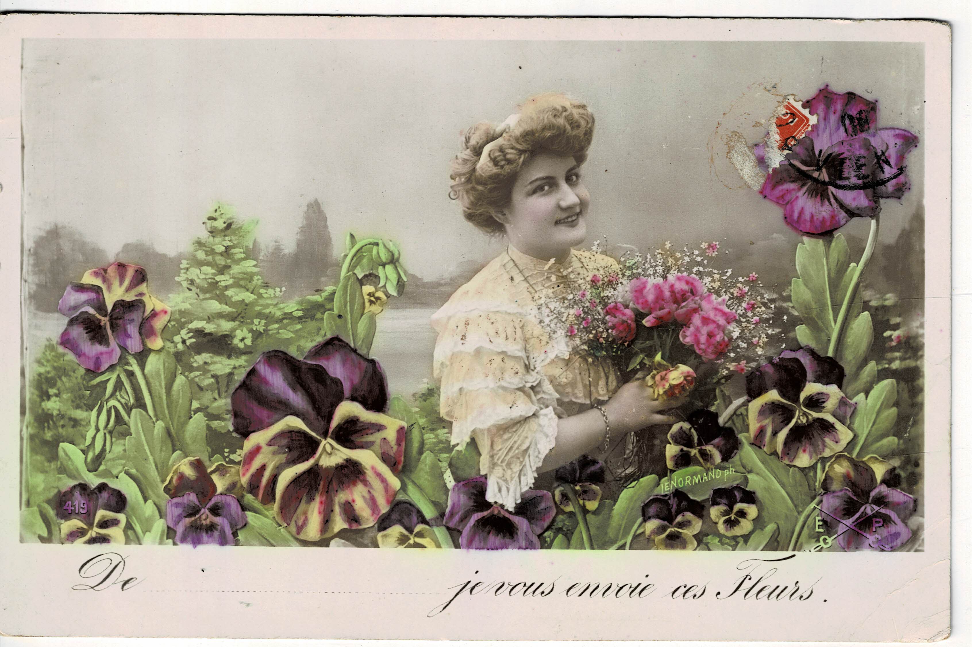 POSTAL ROMANTICA MUJER CON FLORES.