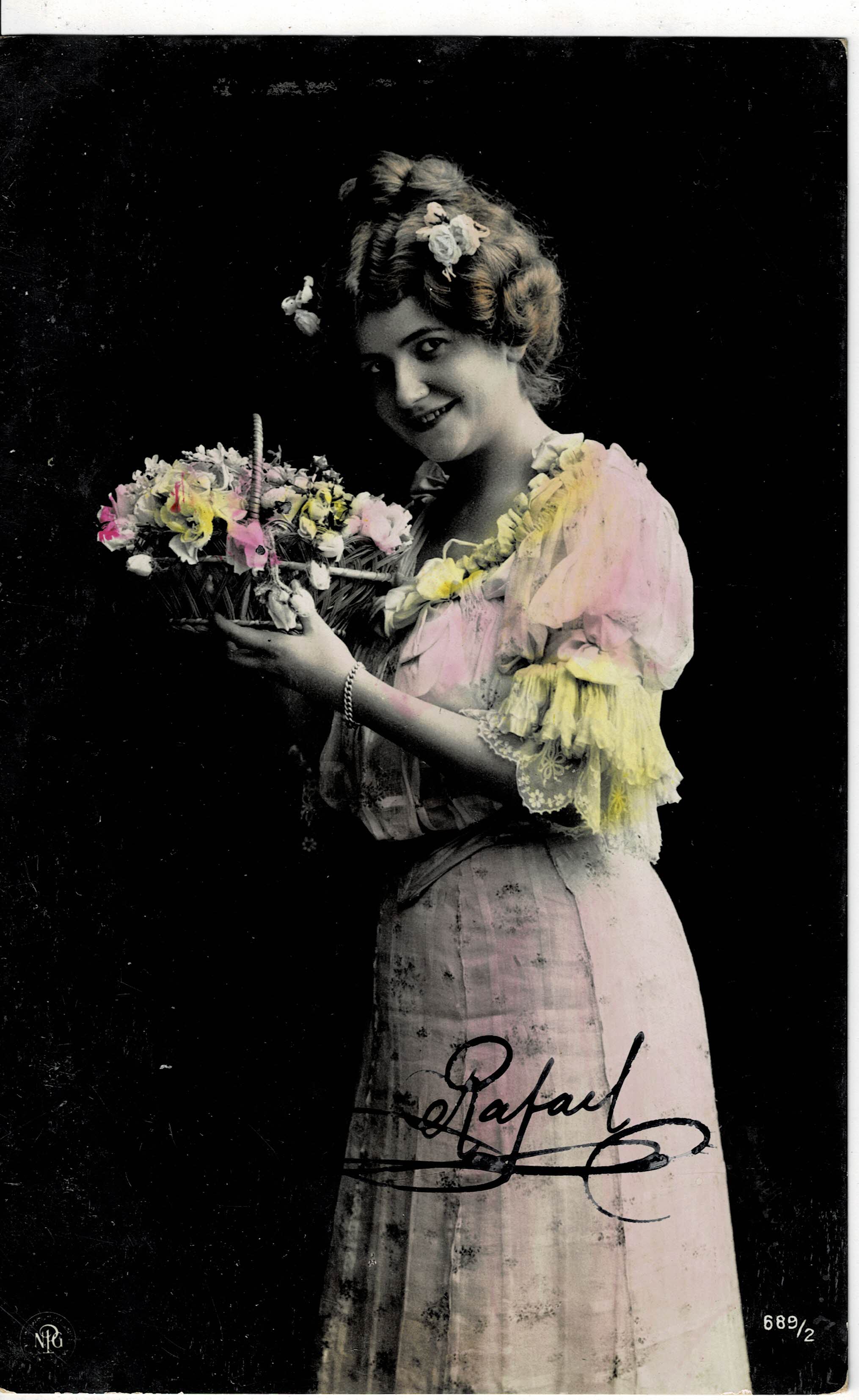 POSTAL ROMANTICA MUJER CON FLORES.