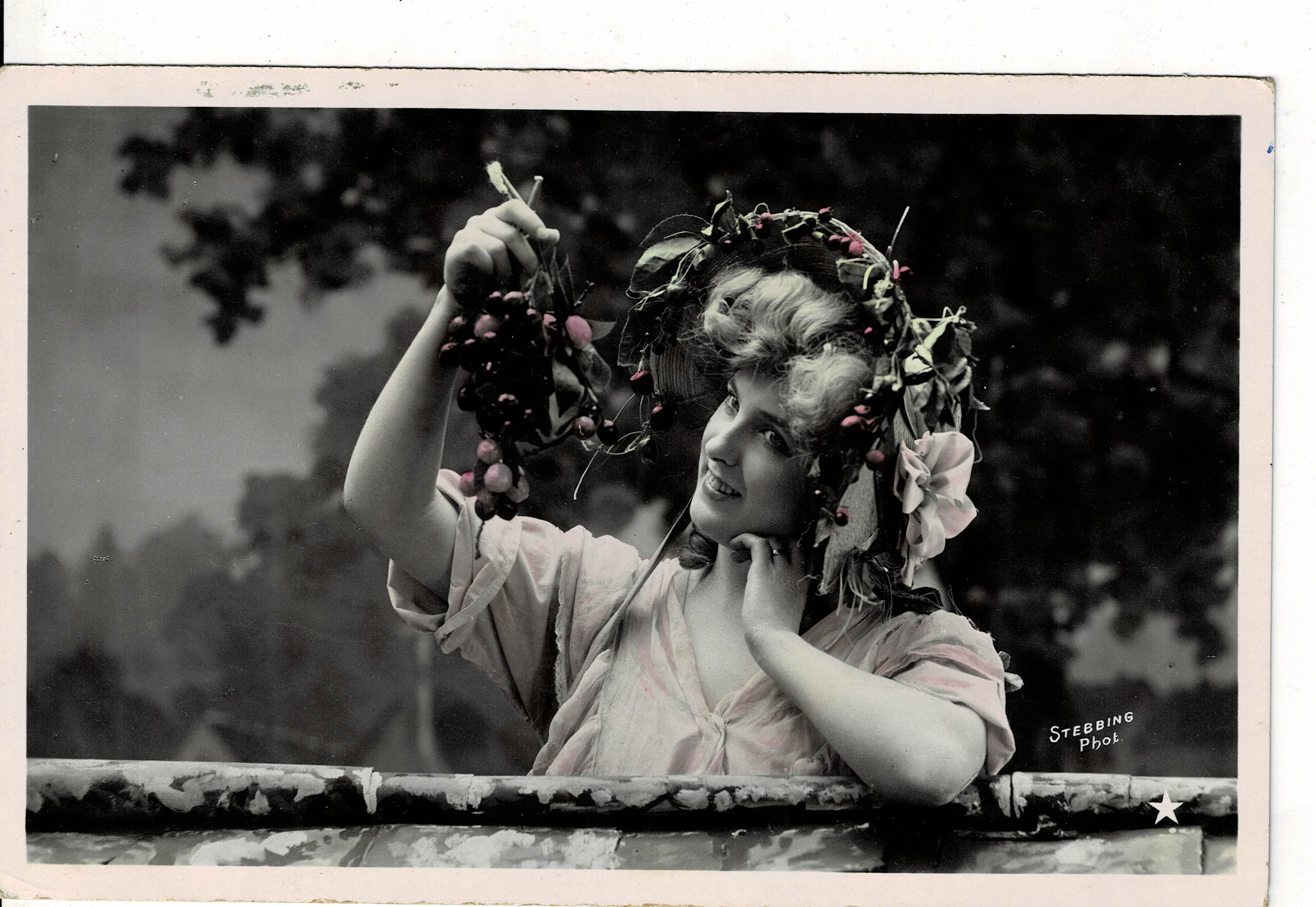 POSTAL ROMANTICA MUJER CON UVAS.