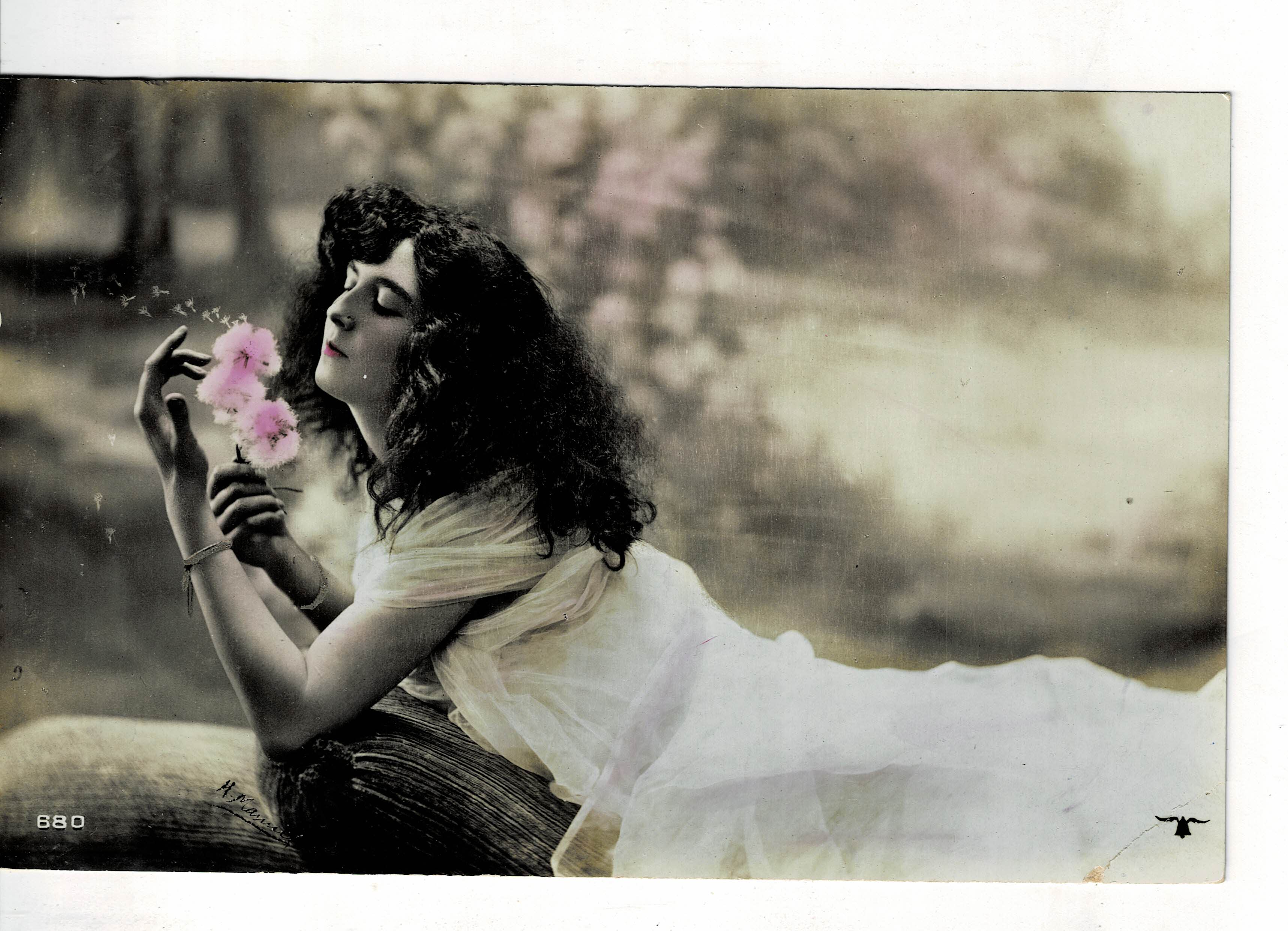 POSTAL ROMANTICA MUJER CON FLORES.