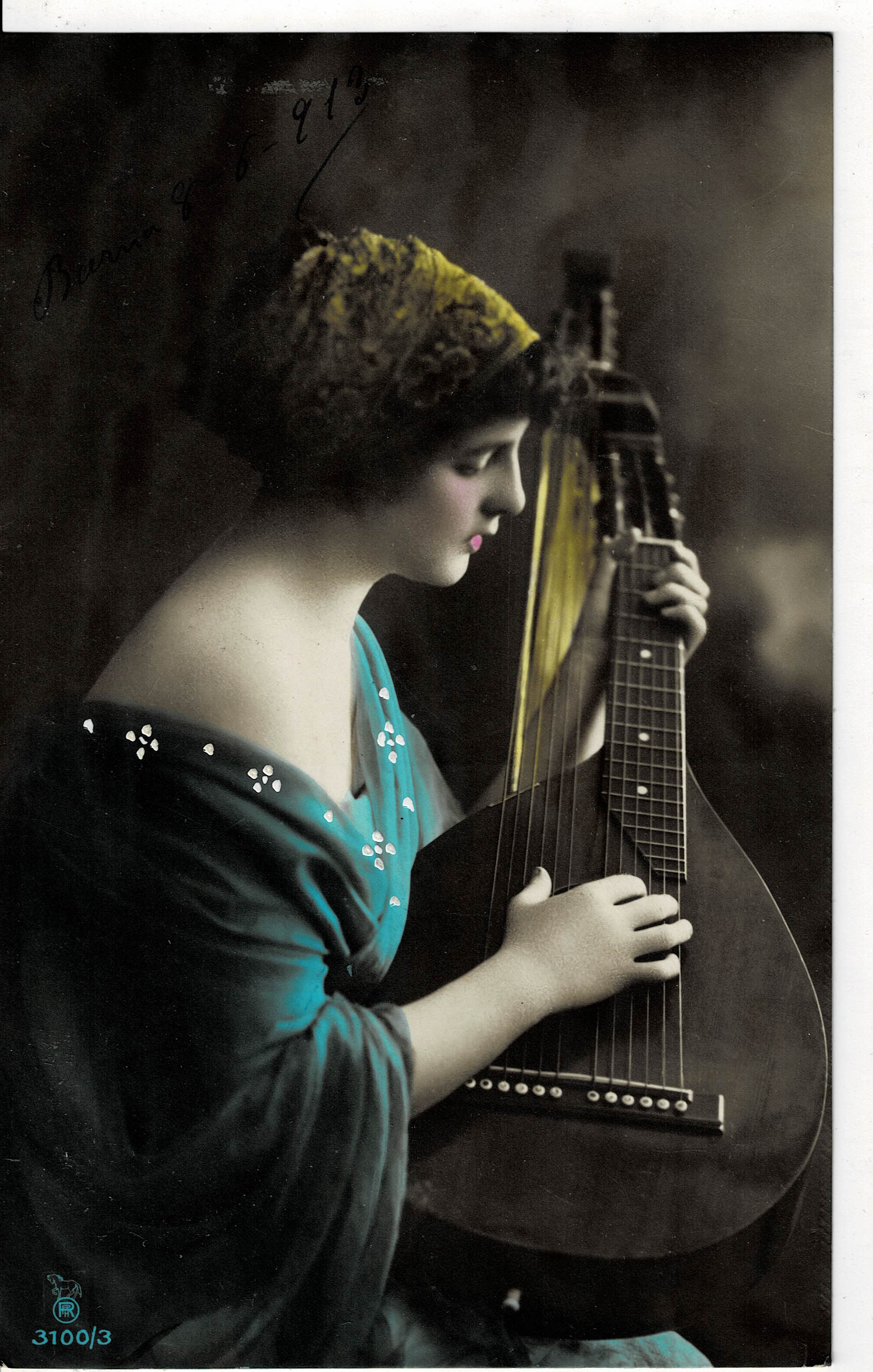 POSTAL ROMANTICA MUJER TOCANDO.