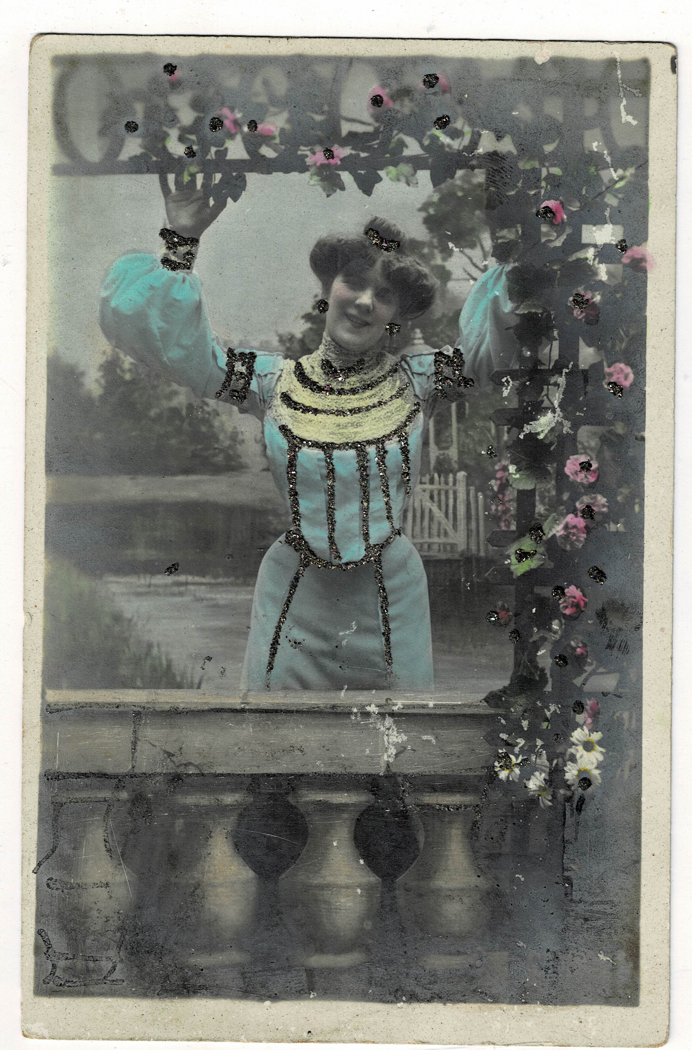 POSTAL ROMANTICA MUJER CON PURPURINA.