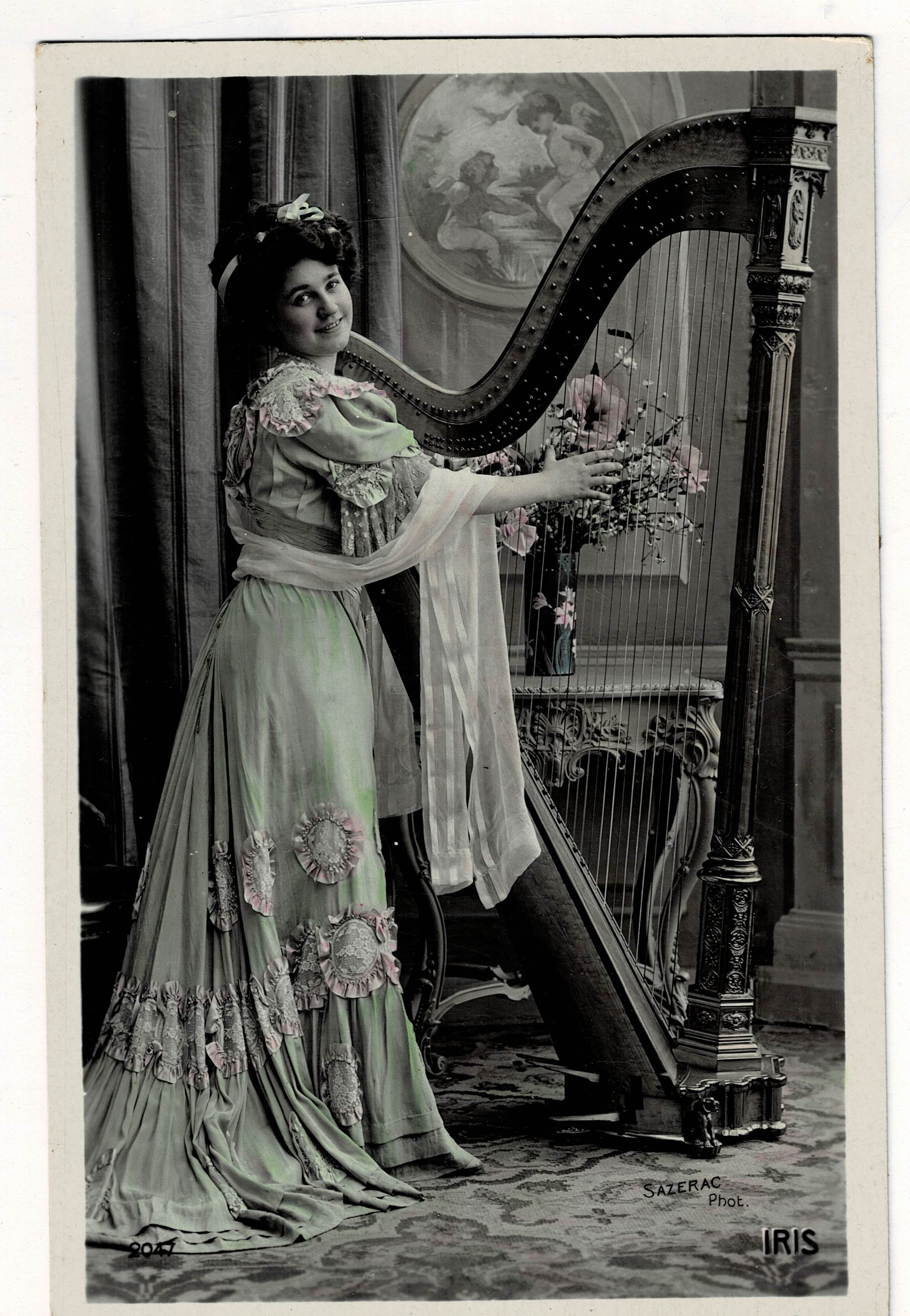 POSTAL ROMANTICA MUJER TOCANDO EL ARPA.