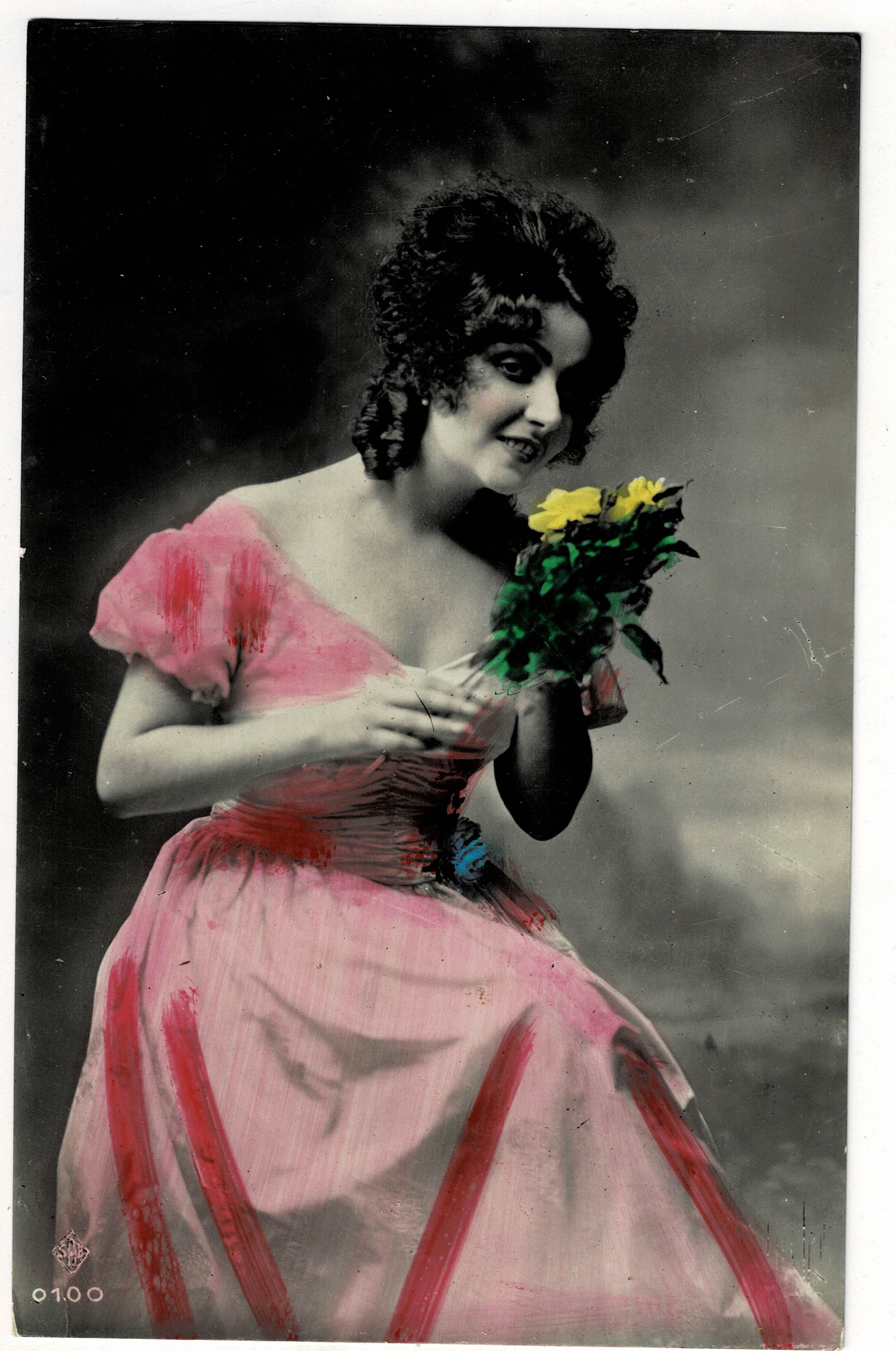 POSTAL ROMANTICA MUJER CON FLORES.