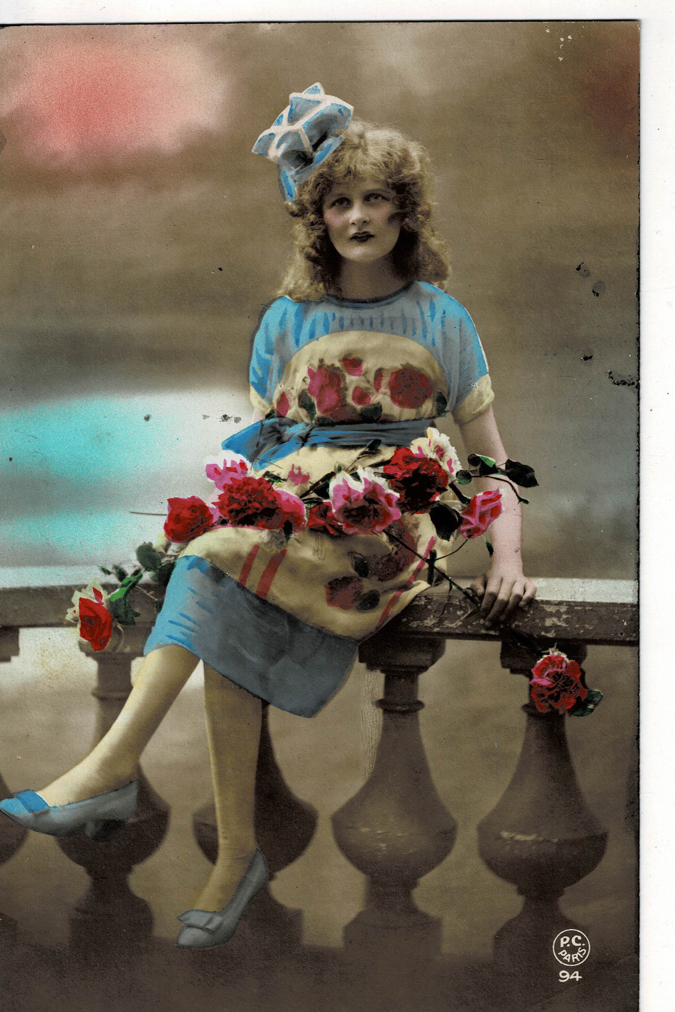 POSTAL ROMANTICA MUJER CON FLORES.