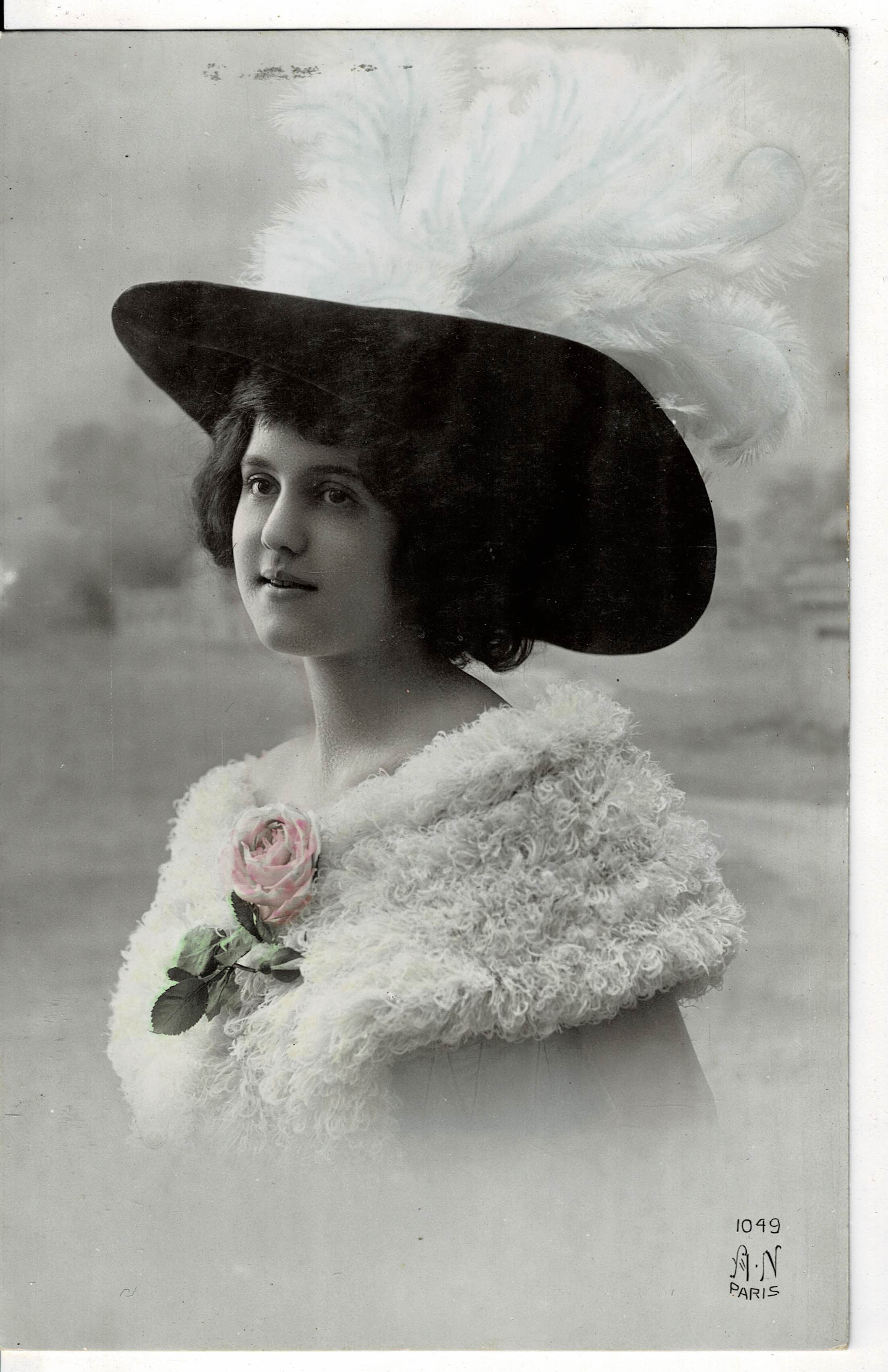 POSTAL ROMANTICA MUJER CON SOMBRERO.