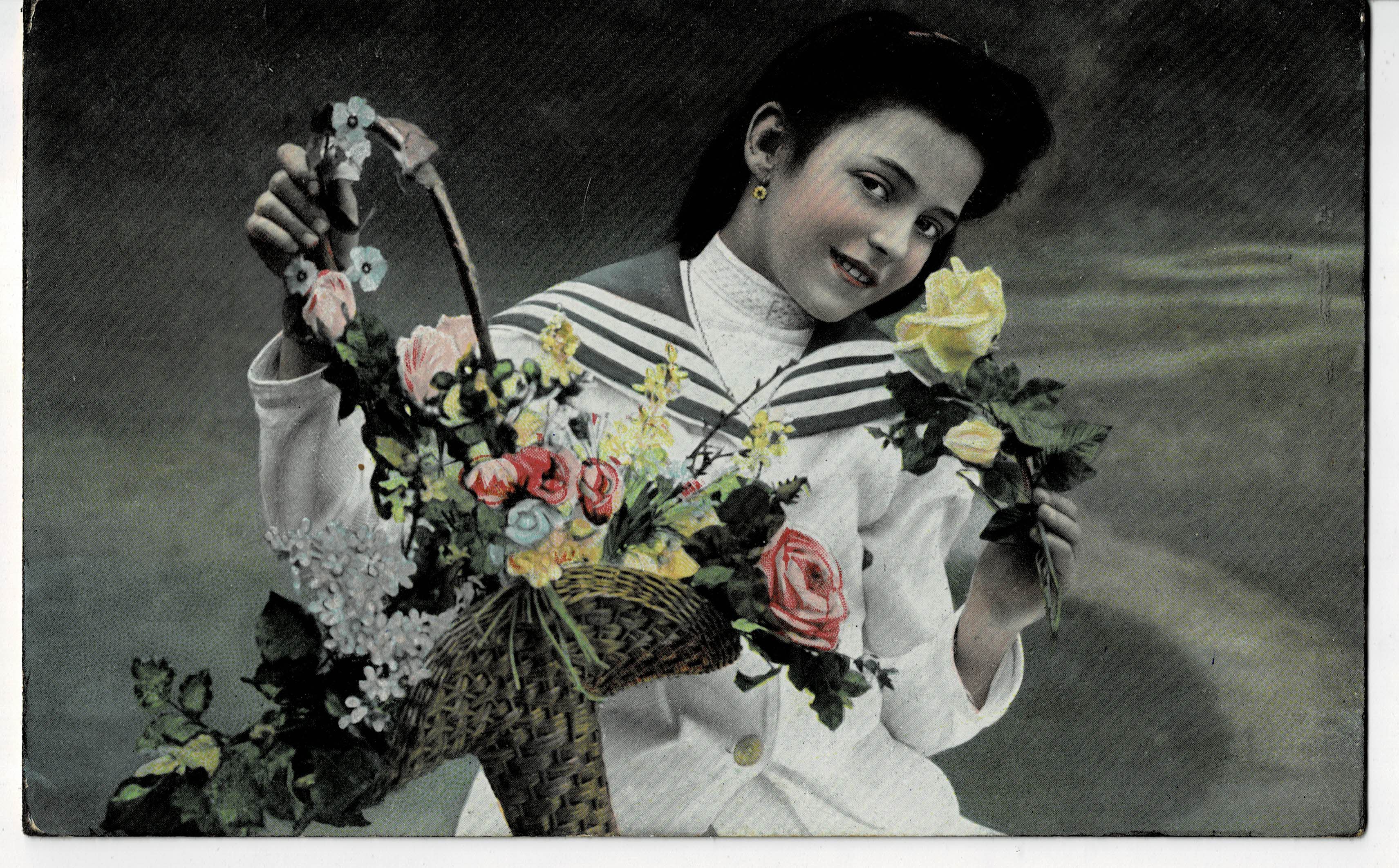 POSTAL ROMANTICA MUJER CON FLORES.