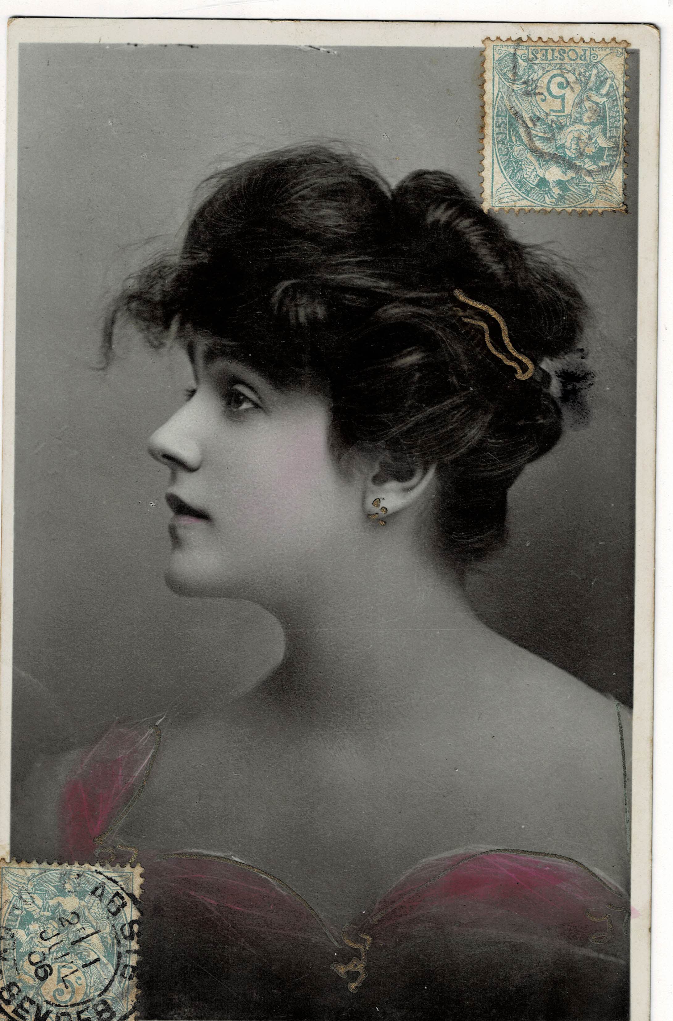 POSTAL ROMANTICA MUJER DE PERFIL.