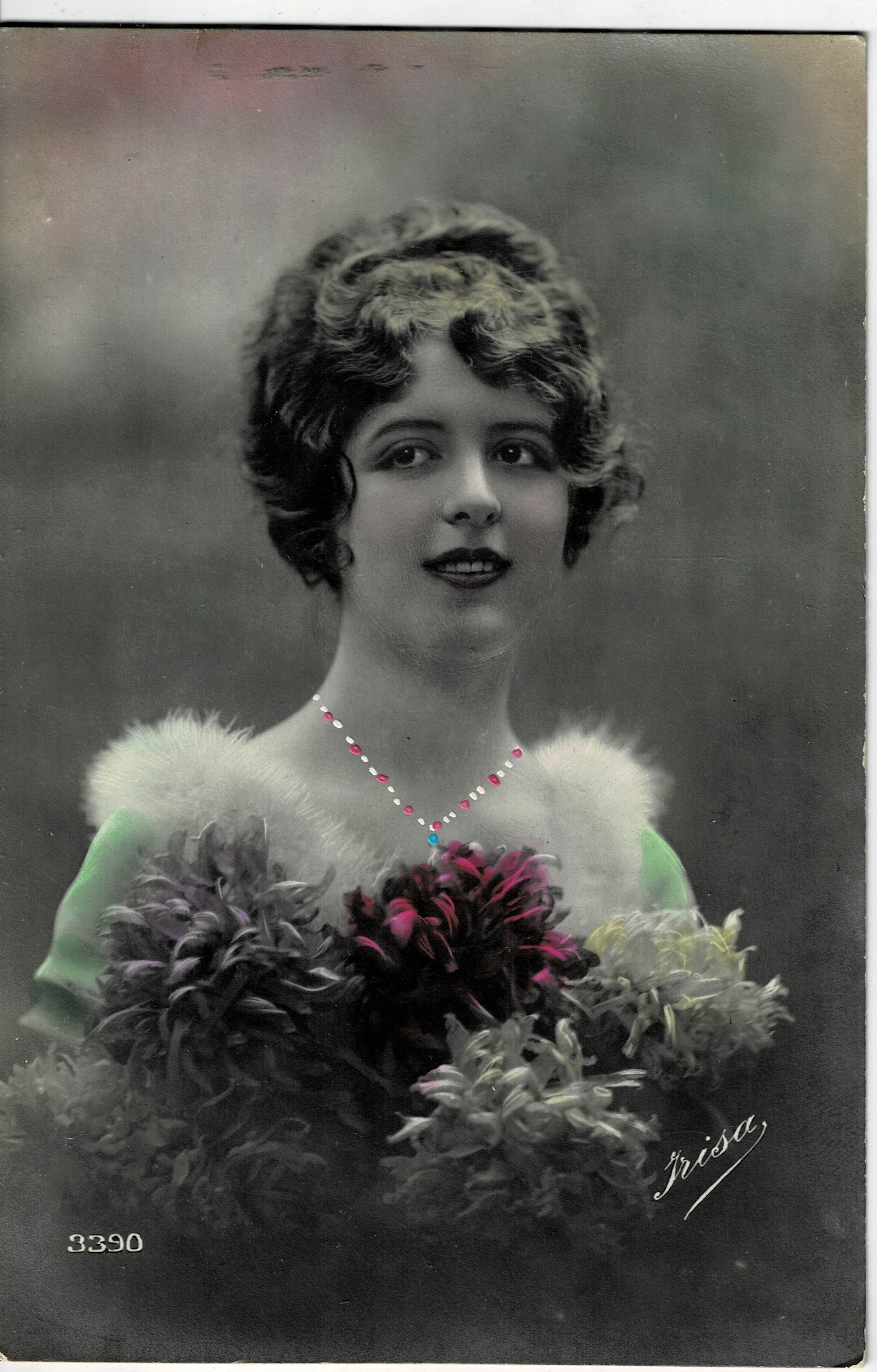 POSTAL ROMANTICA MUJER CON FLORES.