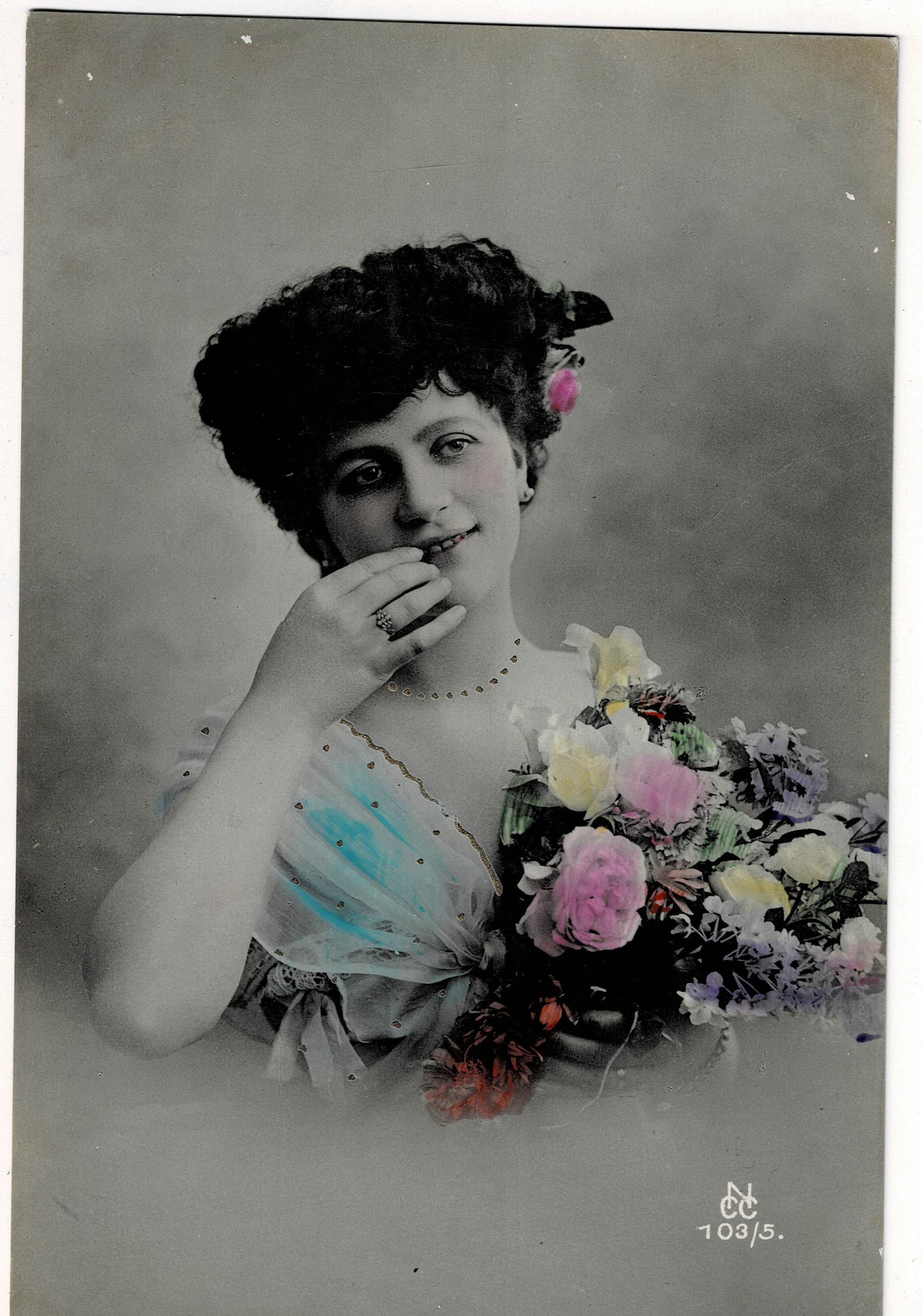 POSTAL ROMANTICA MUJER CON FLORES.