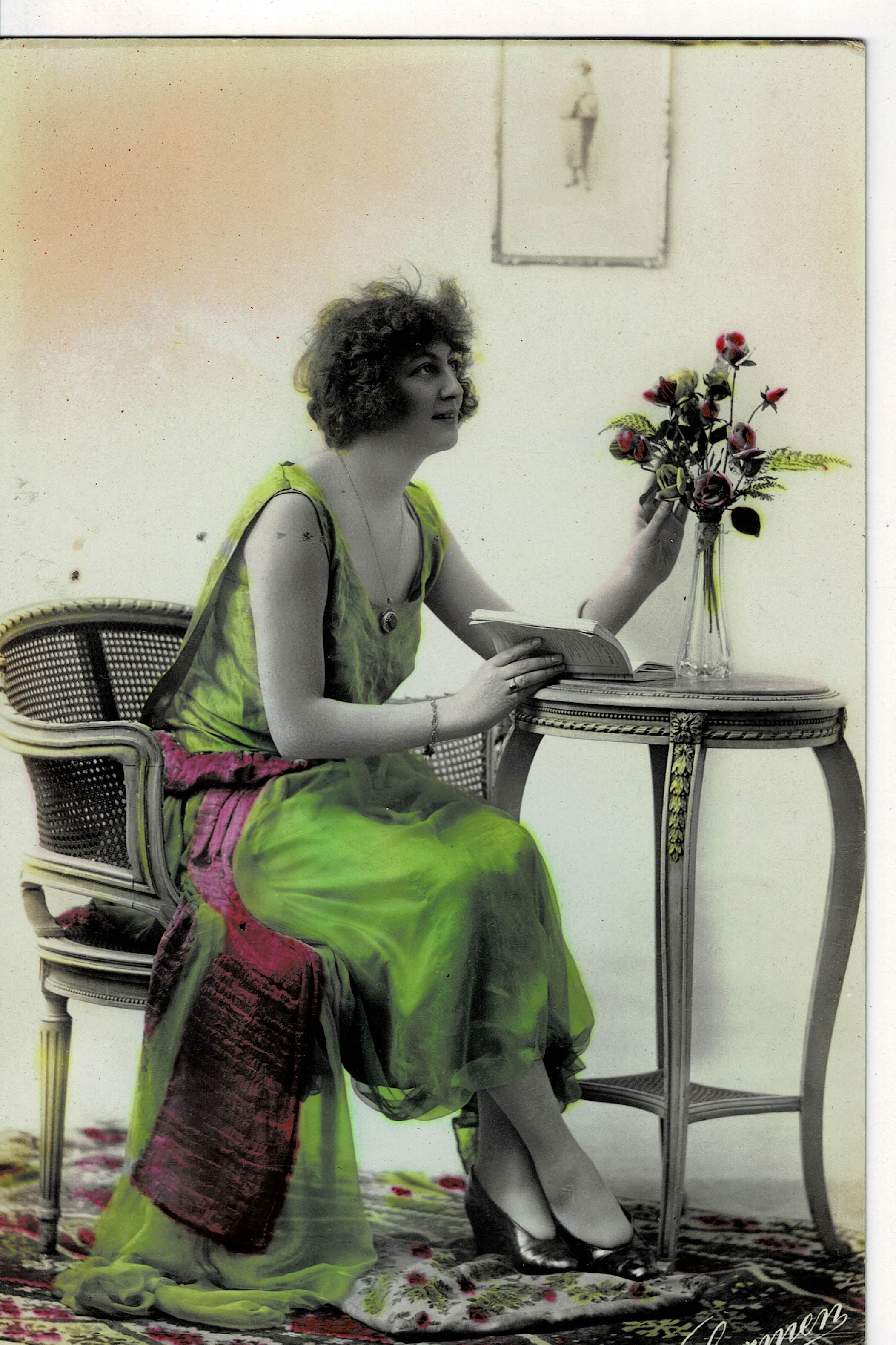 POSTAL ROMANTICA MUJER CON FLORES.