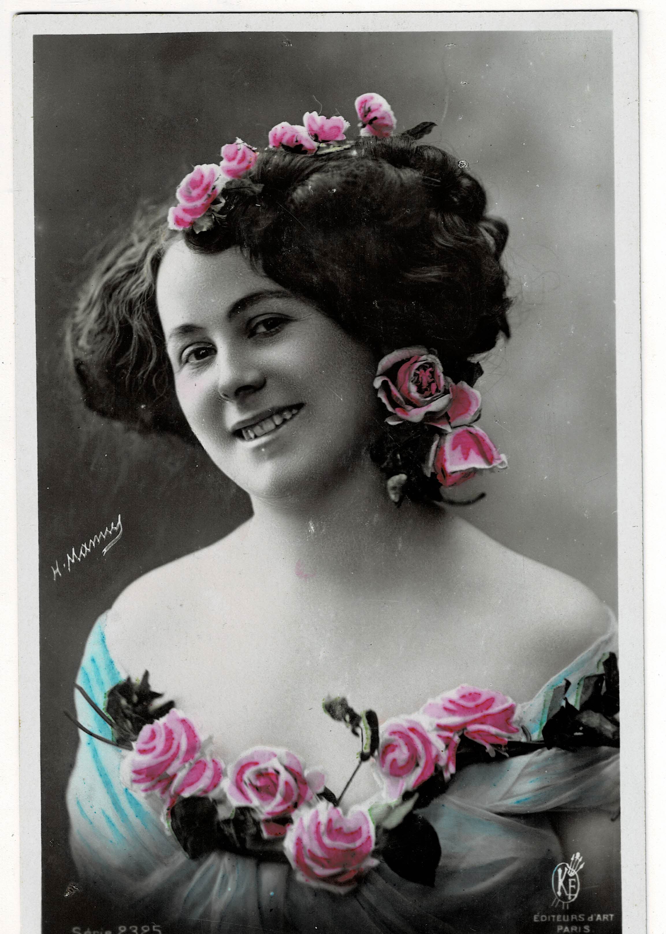 POSTAL ROMANTICA MUJER CON FLORES.