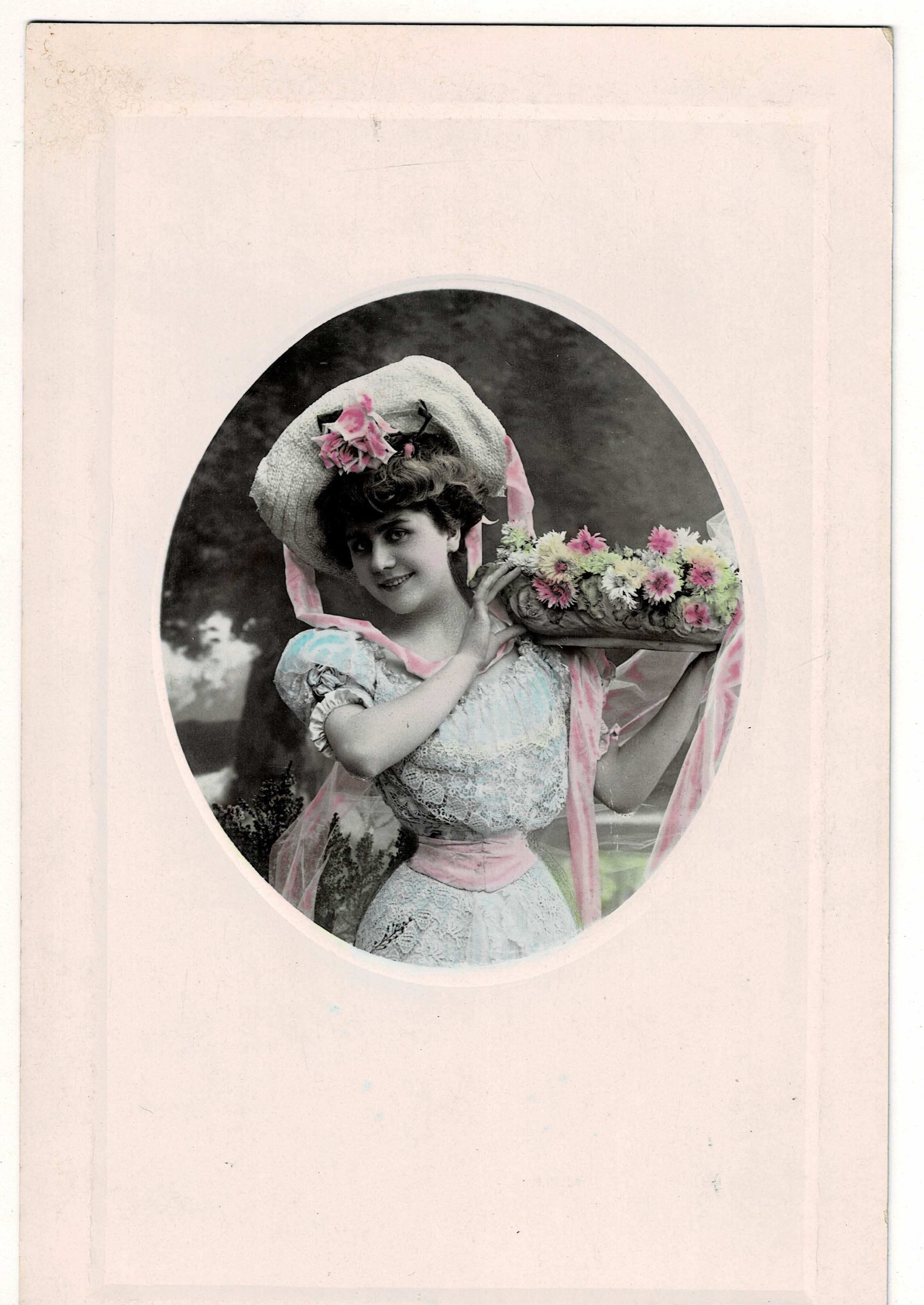 POSTAL ROMANTICA MUJER CON FLORES.