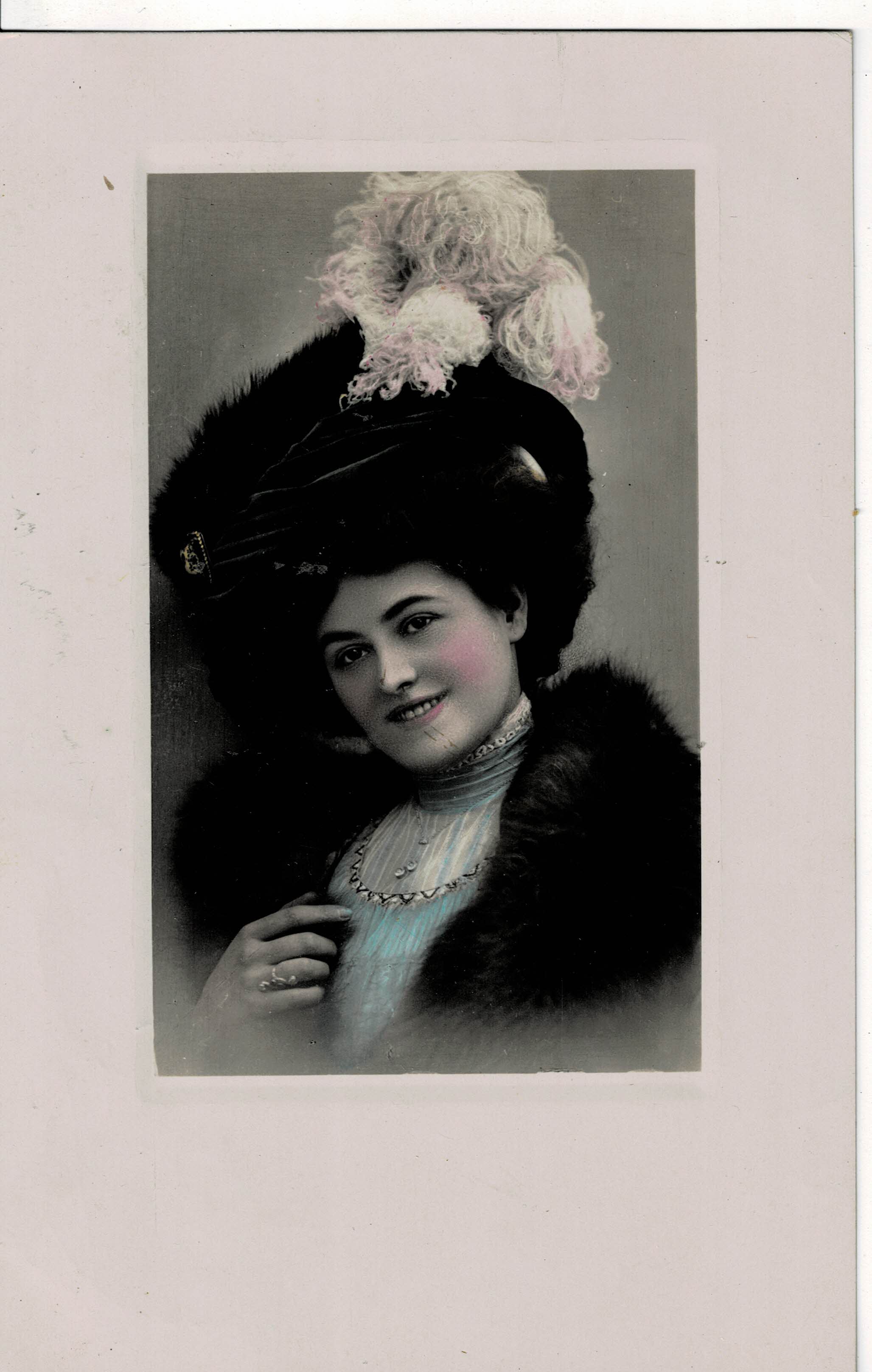 POSTAL ROMANTICA MUJER CON SOMBRERO.